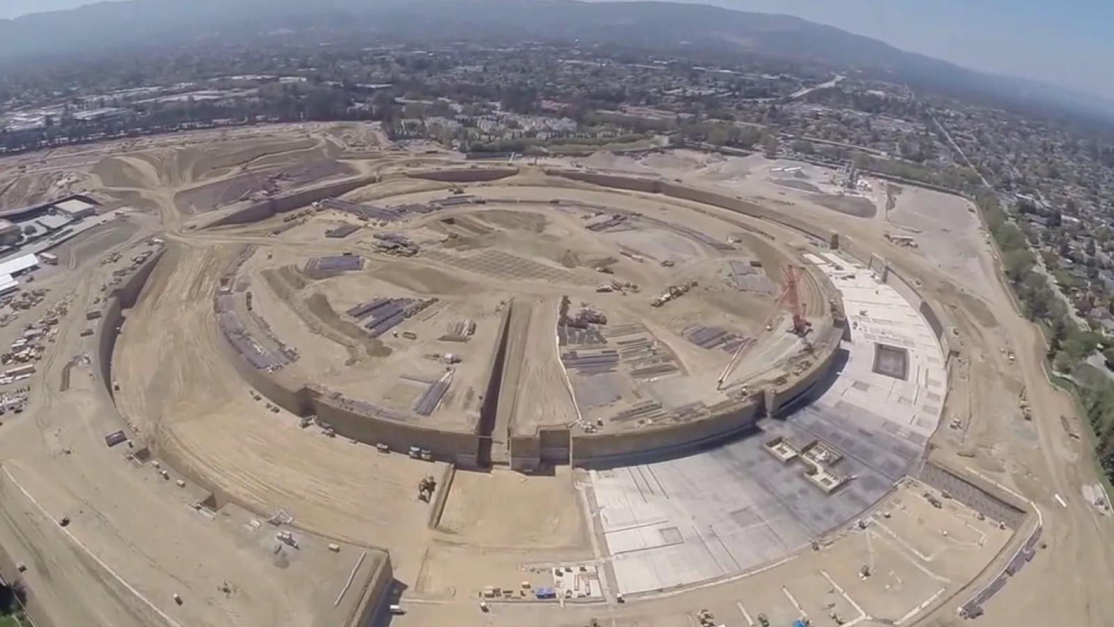 Iată cum evoluează construcția campusului "OZN" Apple, prin ochii unei drone (Video)