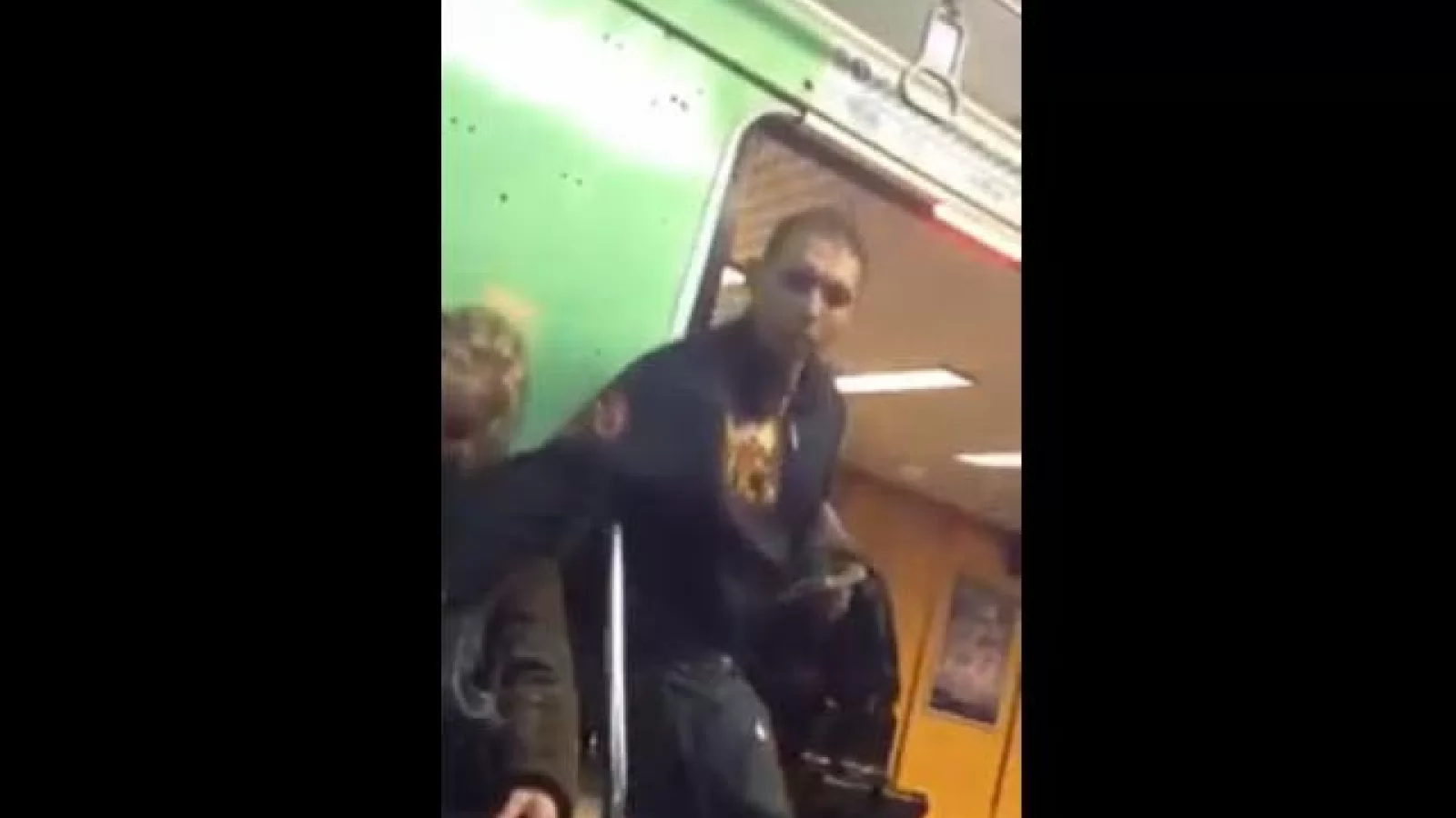 Atenție la furturile de telefoane din metrou, cu hoțul plasat strategic lângă ușă (Video)
