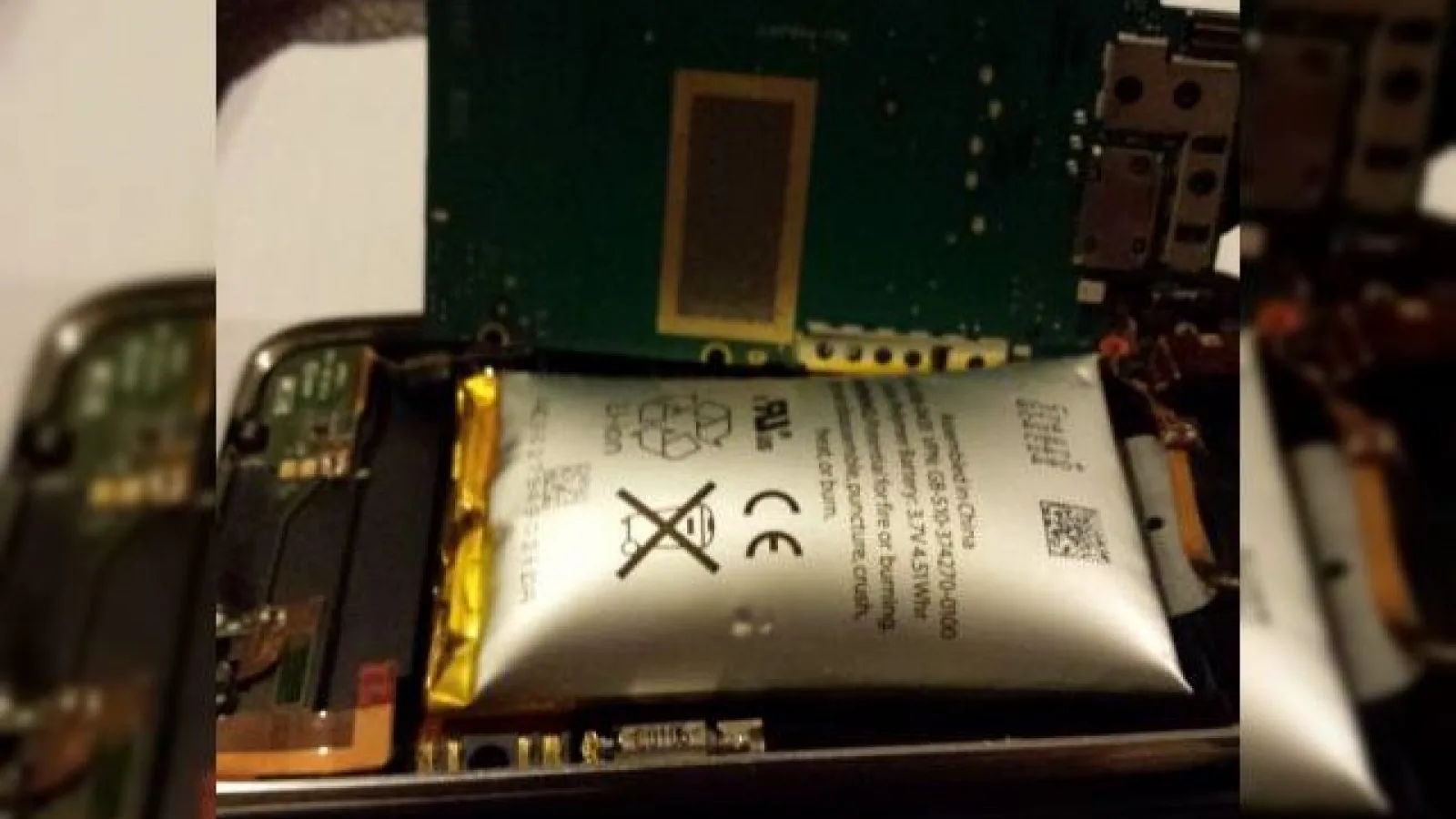 Bateria unui iPhone 3GS se "umflă" și Împinge ecranul și placa de bază a telefonului; Iată un caz din România!