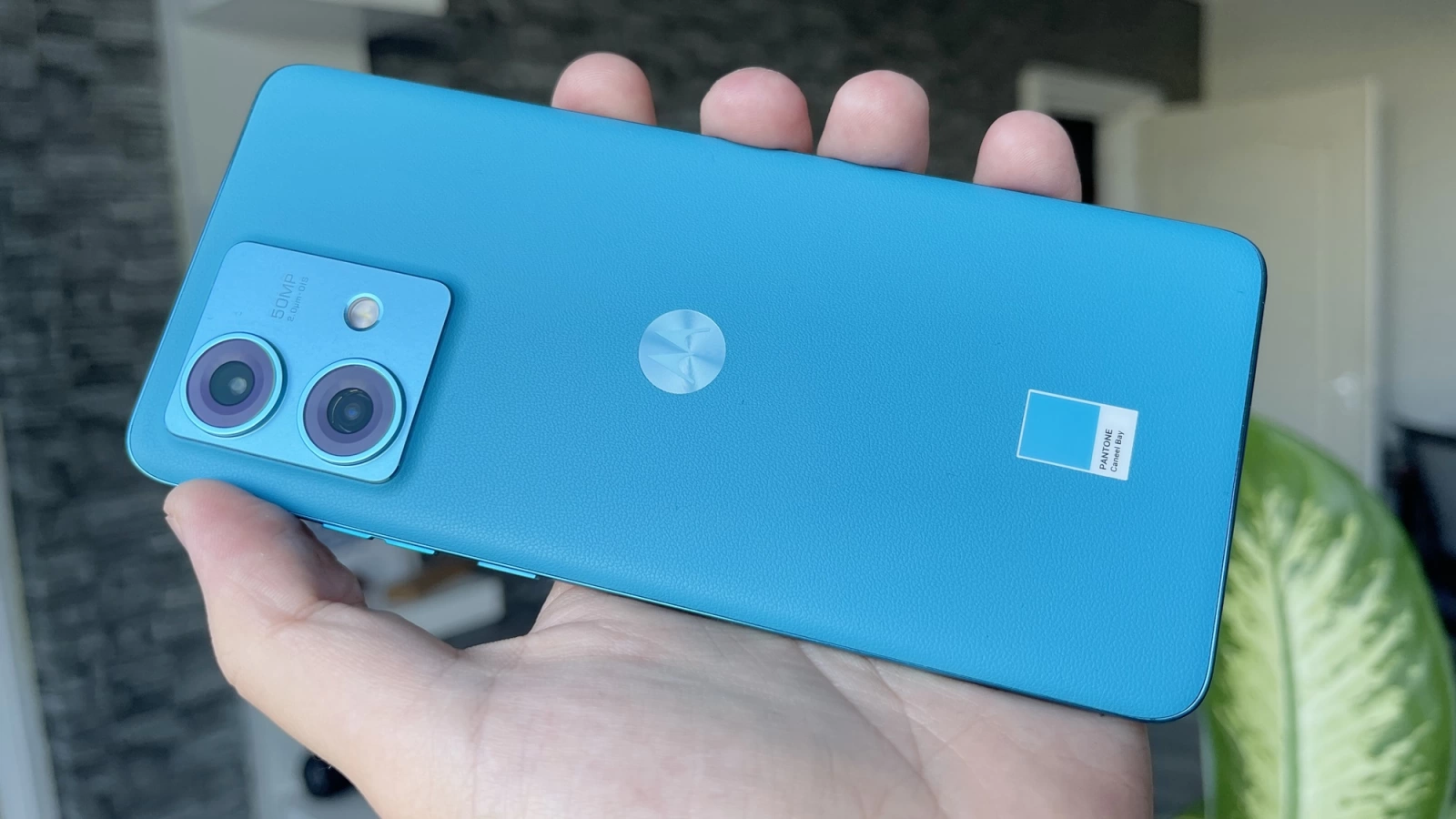 Motorola Edge 40 Neo Unboxing: fashion + funcţii enterprise + ecran de gaming (Video)
