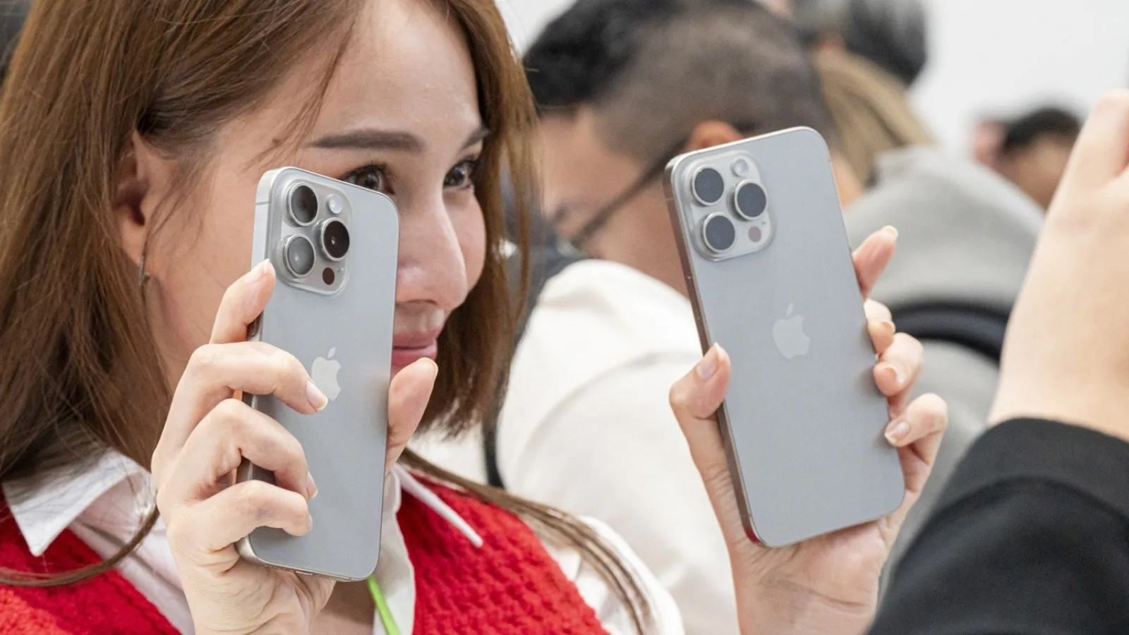 Turul Magazinelor #1329: Televizor imens pe la 3000 lei, iPhone 15 şi 15 Pro la cel mai bun preţ