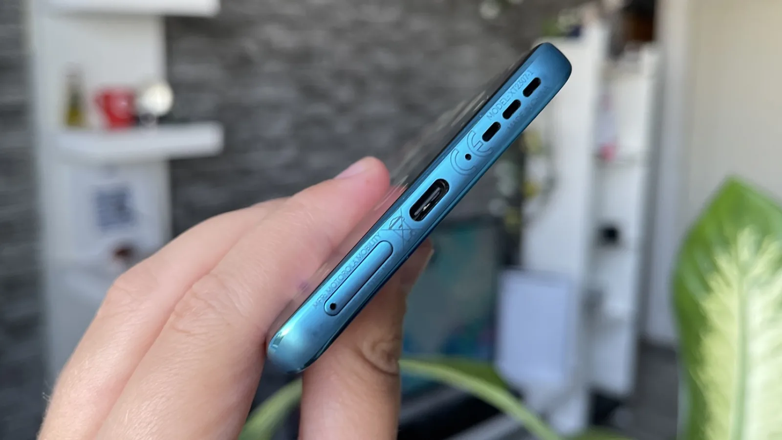Motorola Edge 40 Neo: Acustica ţeapănă, noul Rolling Stones se aude bine pe aceste difuzoare