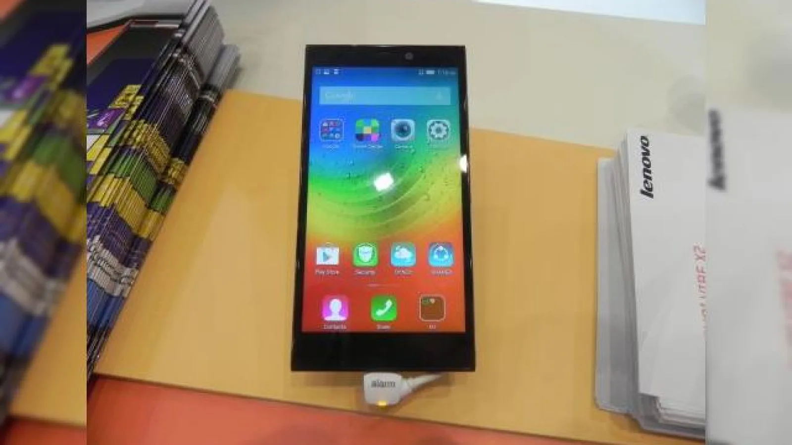 IFA 2014: Lenovo Vibe Z2 hands on - telefon selfie midrange cu carcasă din aluminiu (Video)