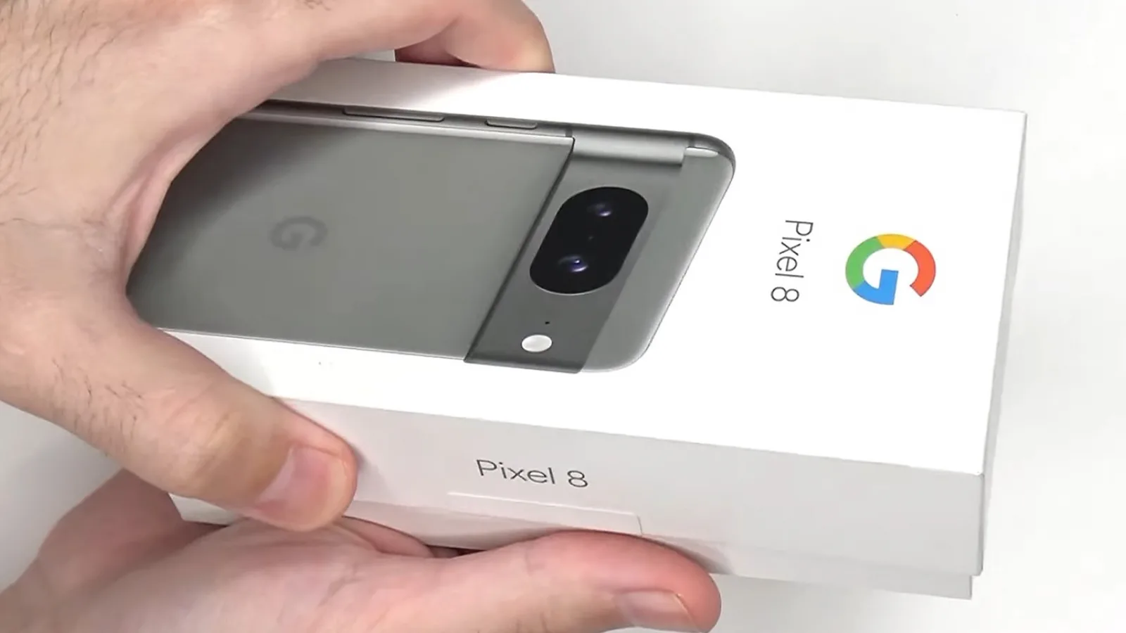Google Pixel 8 apare în fotografii noi și primește chiar un unboxing înainte de lansare