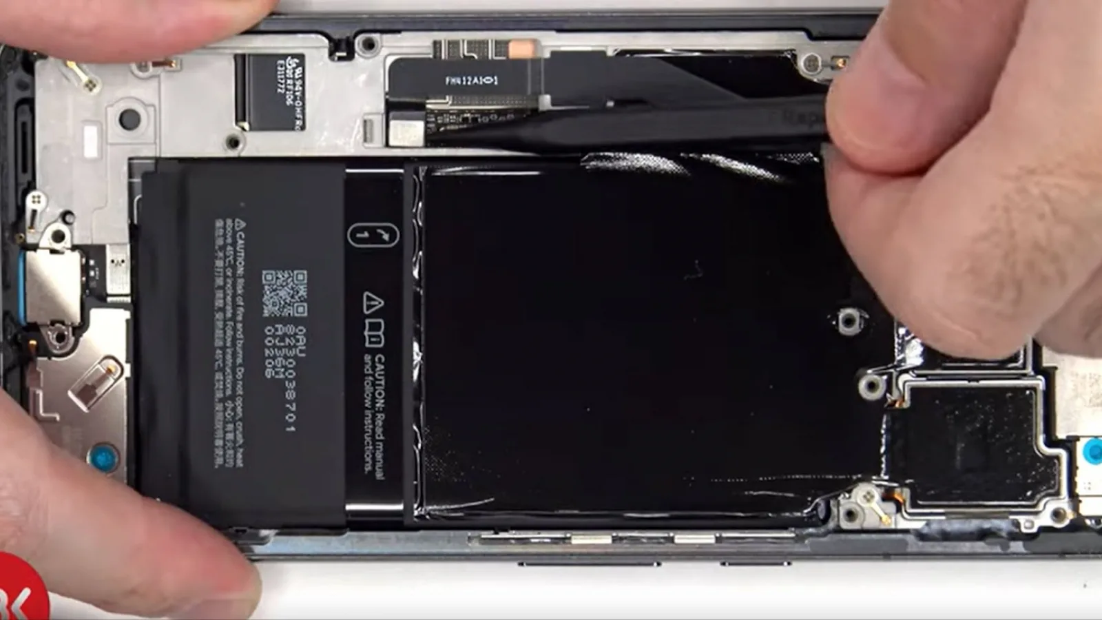 Google Pixel 8 Pro desfăcut în faţa camerei; S-a plusat serios la răcire, dar nu cu vapor chamber (Disecţie video)