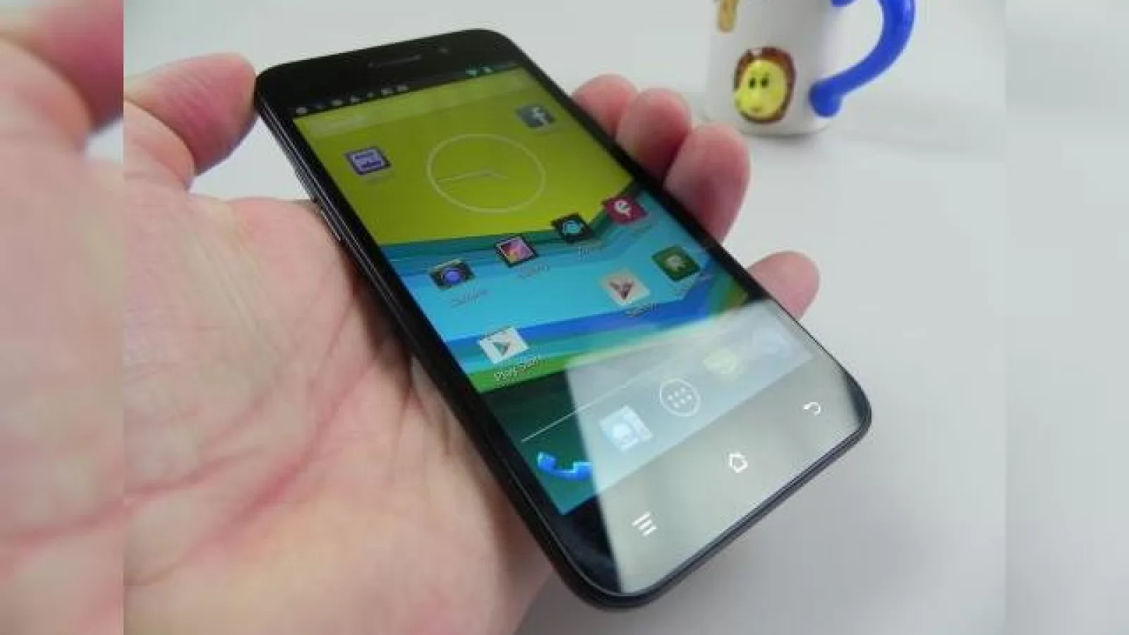 UTOK 5008 Review: unul dintre cele mai arătoase telefoane octa core din lume, model dual SIM cu baterie sacrificată (Video)