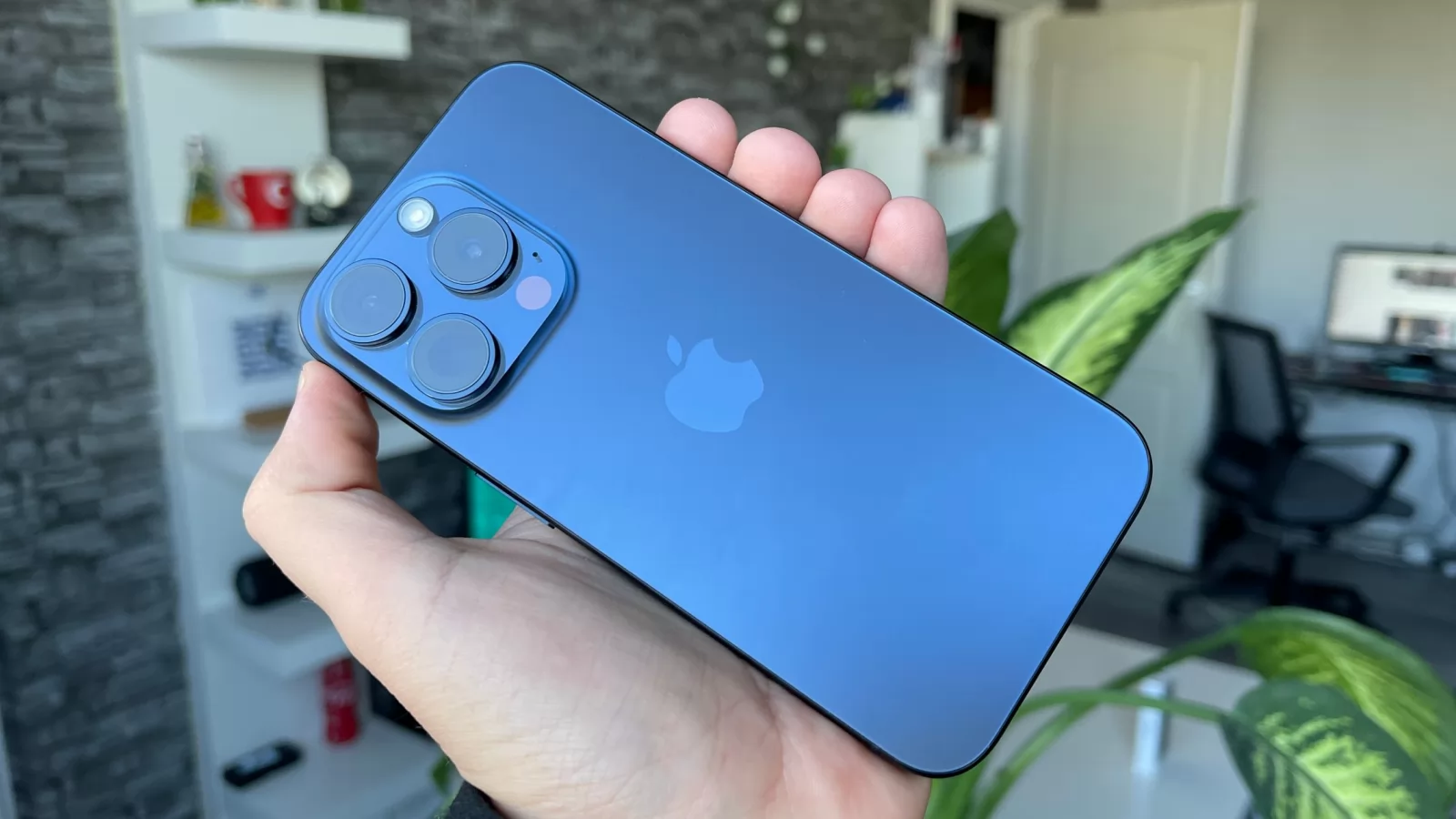 Apple iPhone 15 Pro Unboxing: mai comod, mai puternic... şi cam atât (Video)