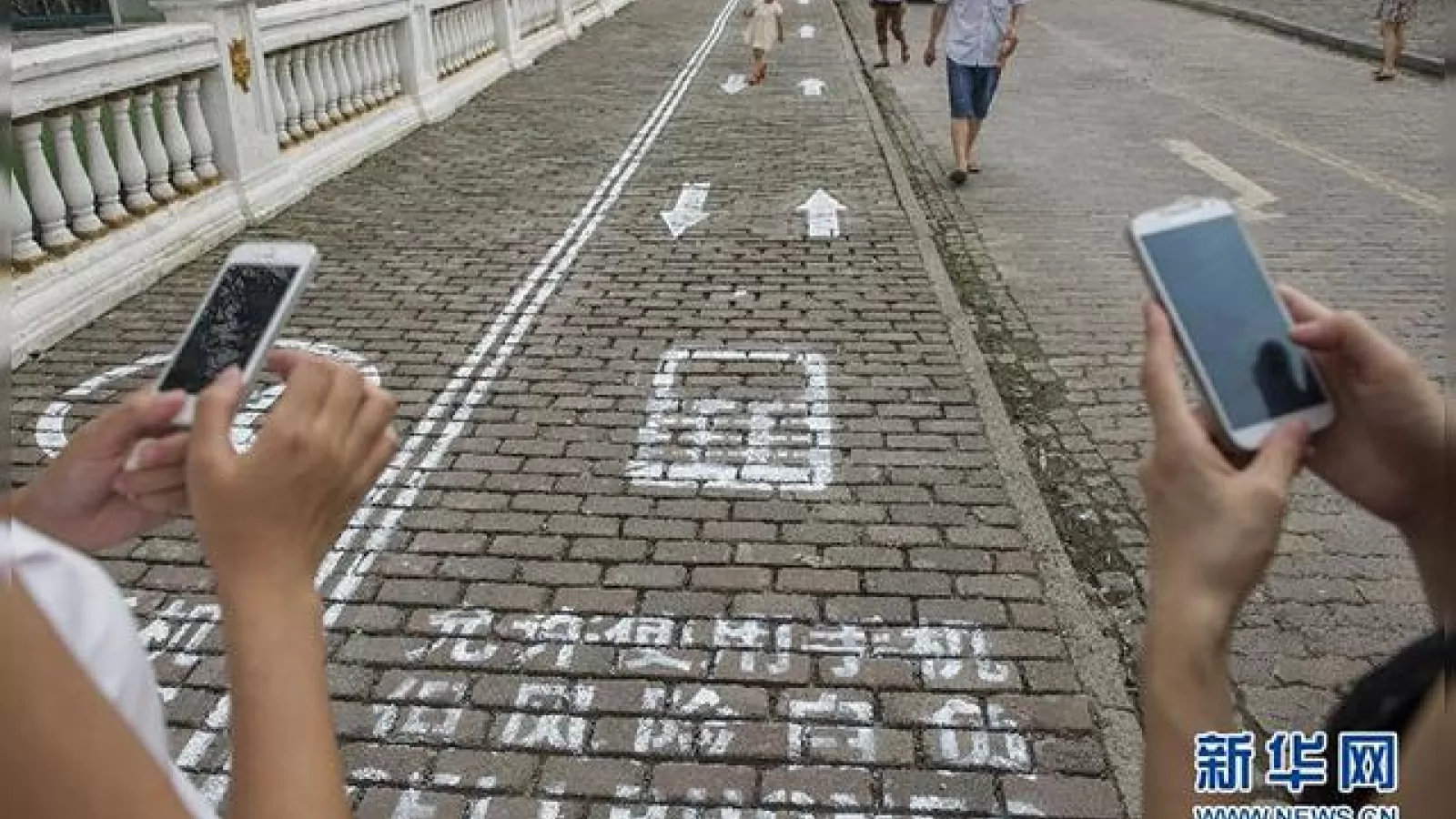 Atenție, trece omul cu telefonul! În China există o bandă specială pe trotuar pentru dependenții de smartphone