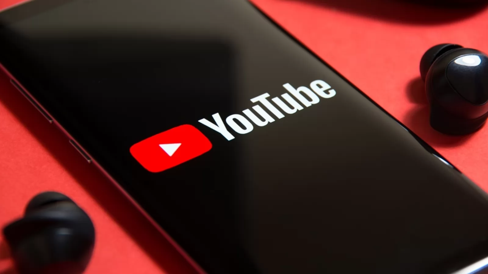 YouTube primește o sumedenie de funcții noi: reglarea automată a volumului, ecran de blocare, posibilitatea de a căuta melodii prin intermediul AI