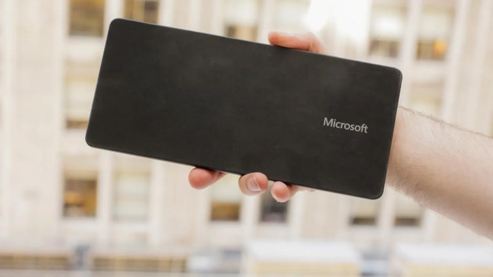 Microsoft crește productivitatea pe telefoane și tablete cu Universal Mobile Keyboard