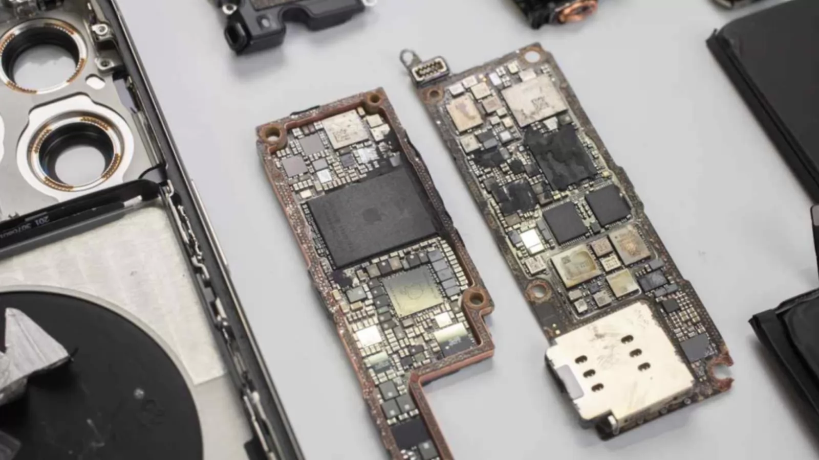 Seria iPhone 15 are componente cu 16% mai scumpe decât iPhone 14; Ce găsim la interior?