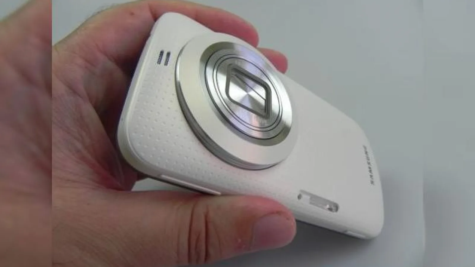 Samsung Galaxy K Zoom Review: stabilizare optică excelentă, calitate la zoom foarte bună, Într-un ambalaj neimpresionant (Video)