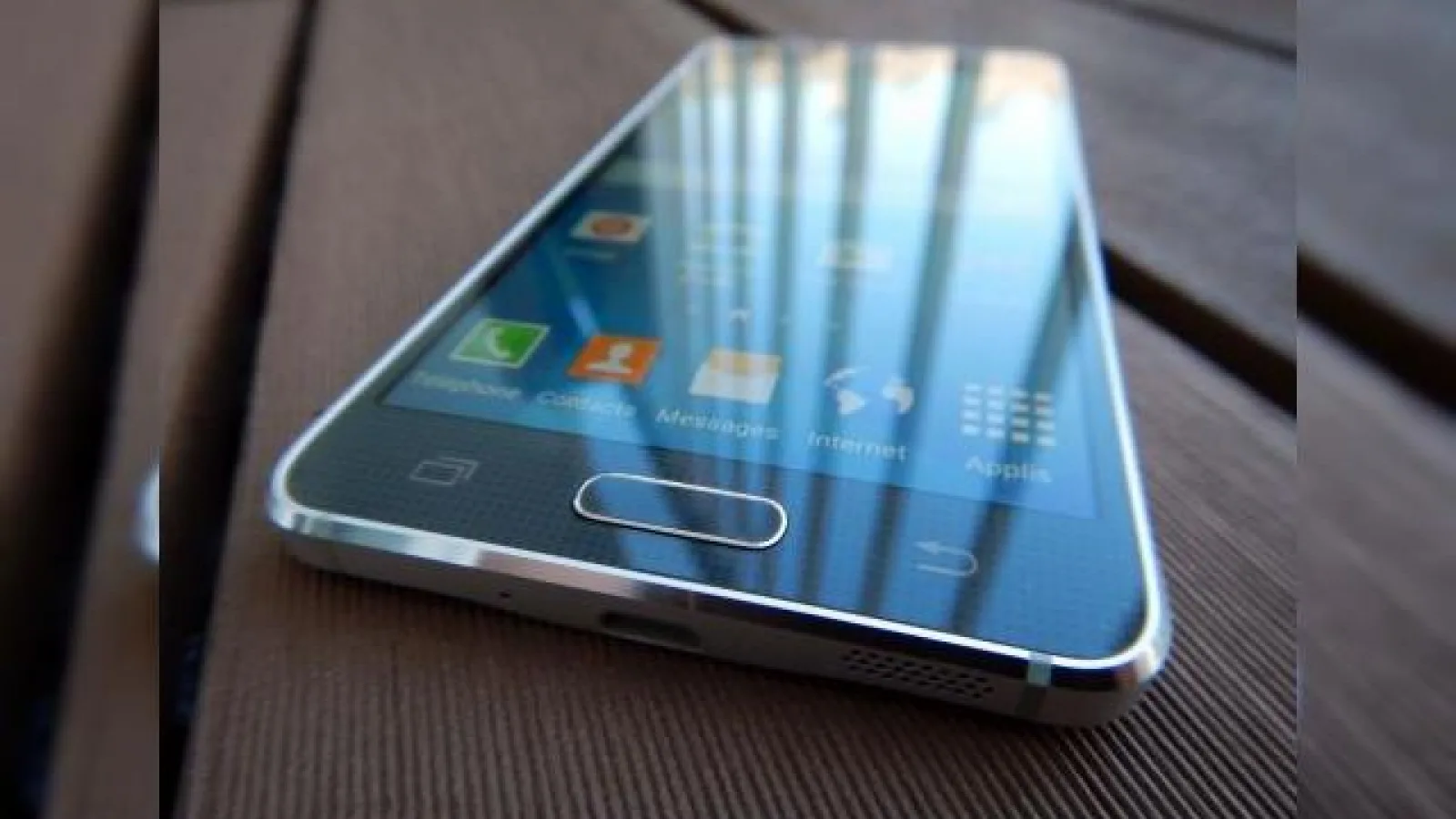 Samsung Galaxy Alpha disponibil la comandă și prin eMAG.ro la un preț de 2.969 lei