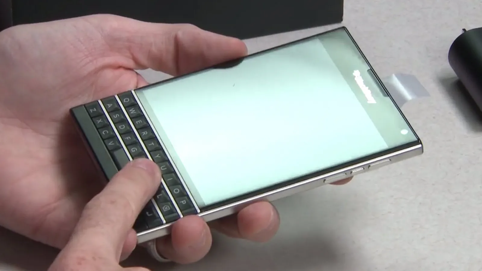 BlackBerry Passport primește primul clip de unboxing (Video)