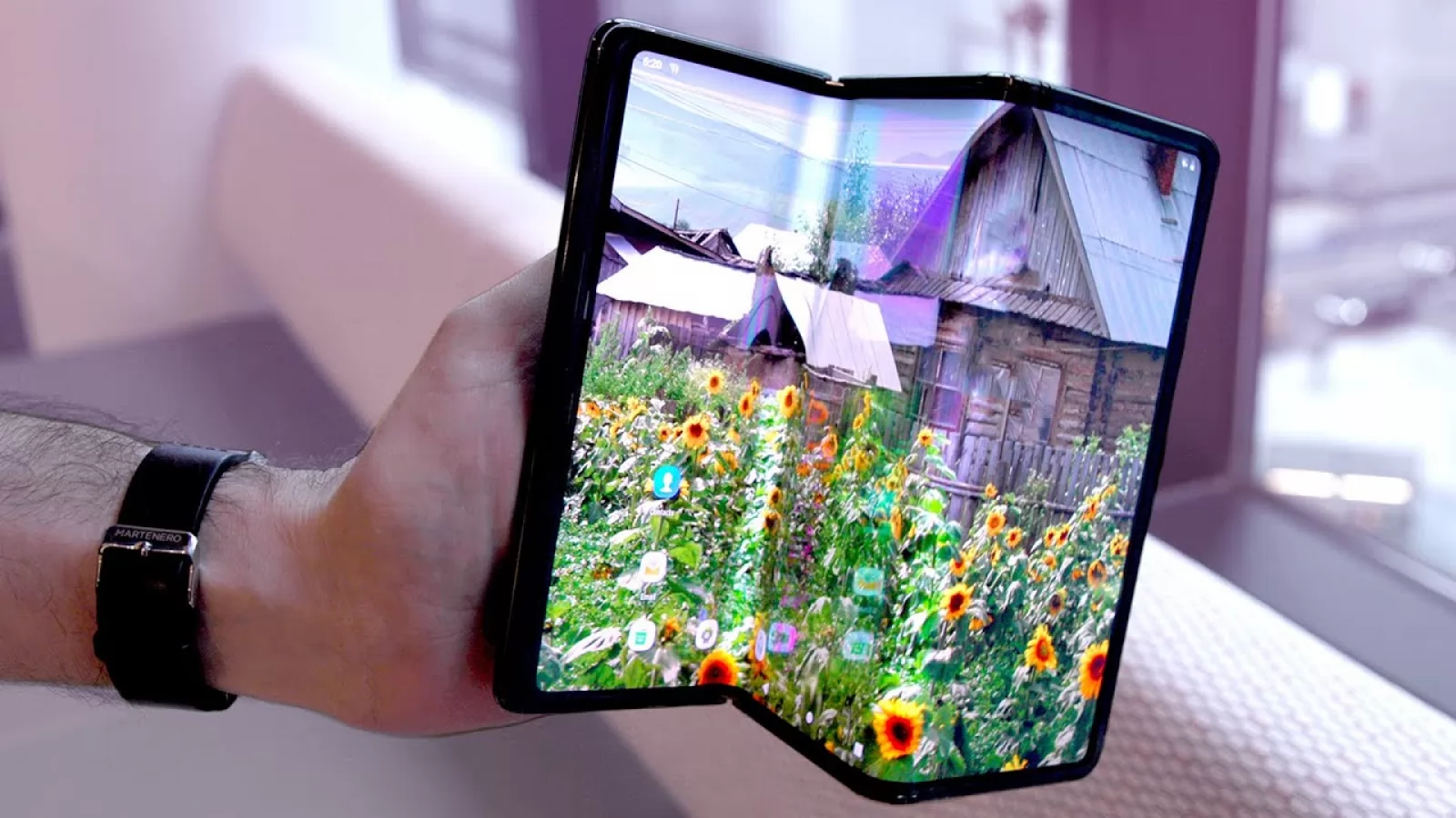 Huawei vrea să ia faţa Samsung cu primul telefon triplu pliabil în 2024