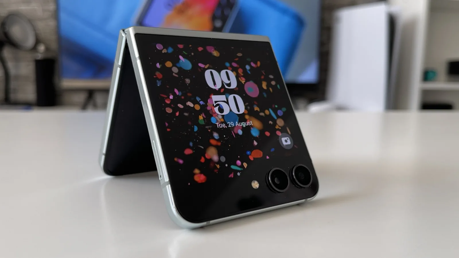 Telefonul pliabil accesibil de la Samsung vine în 2024; Cat va costa modelul midrange?