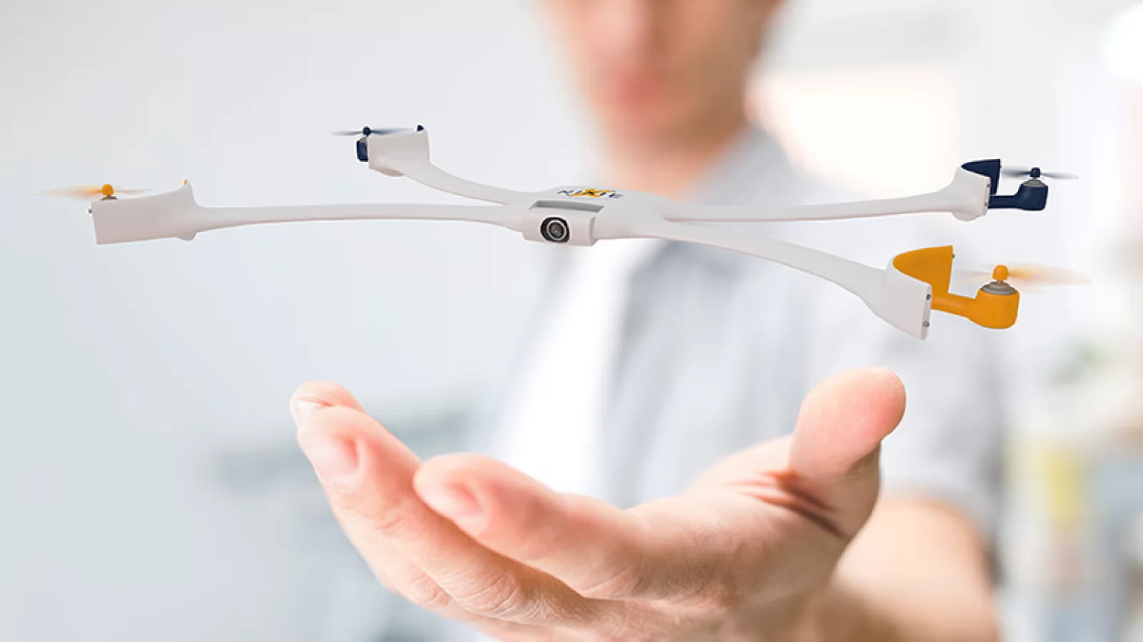 Nixie este un gadget portabil ce Îți aduce o dronă pentru selfie-uri la Încheietura mâinii