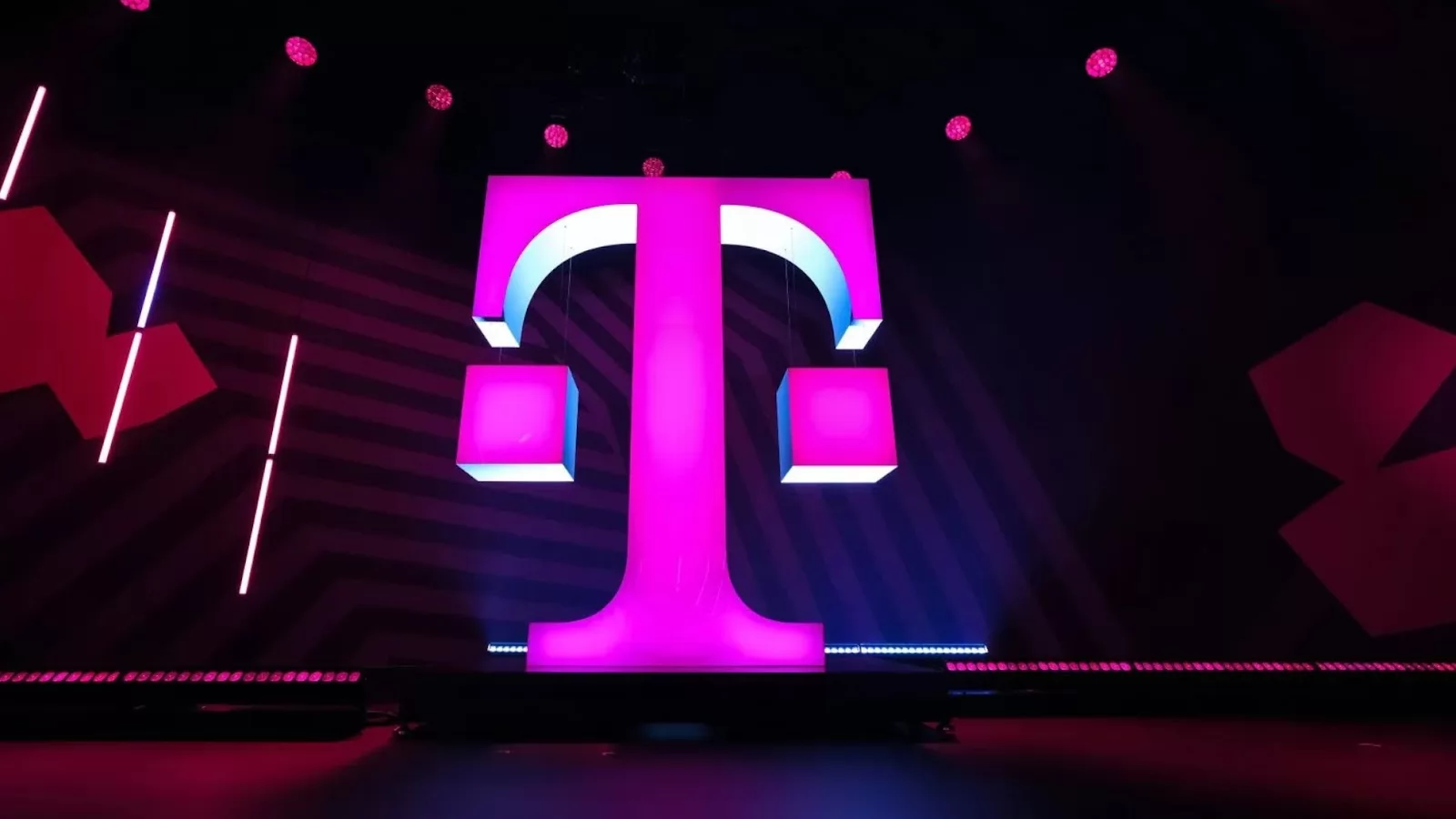 Telekom România Mobile are cumpărător nou: deţinătorul Prima TV, Clever Media Network