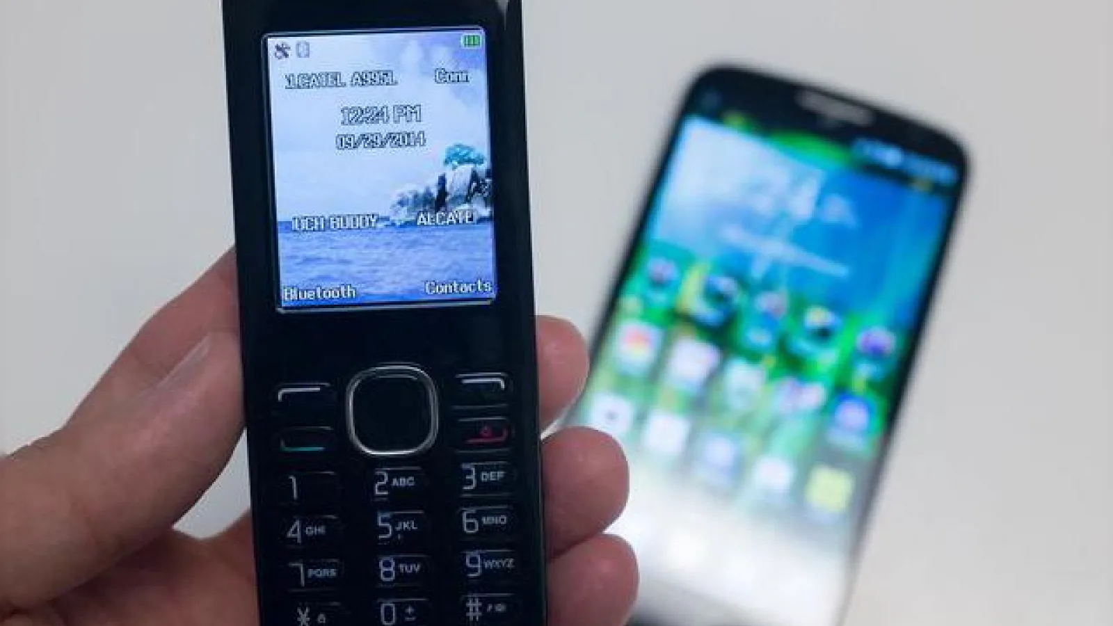 Phabletul e mai ușor de folosit dacă are și un mic "telefon telecomanda"; Alcatel are soluția!