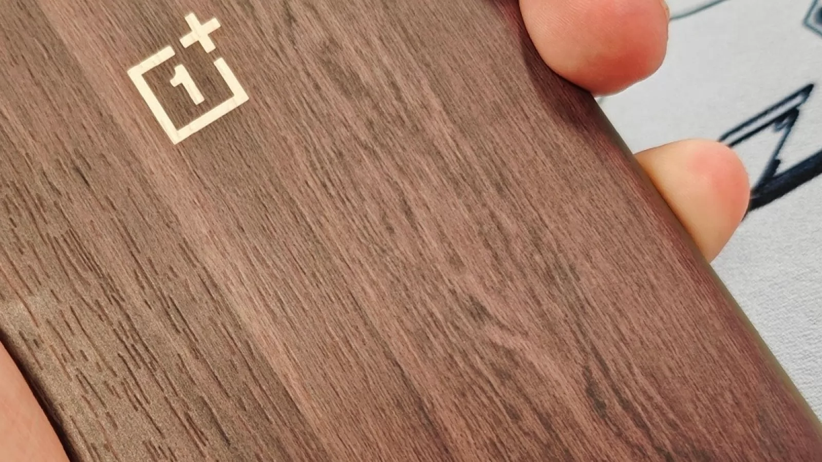 OnePlus 12 va avea o variantă cu spate ce imită lemnul, sau o husă similară la pachet