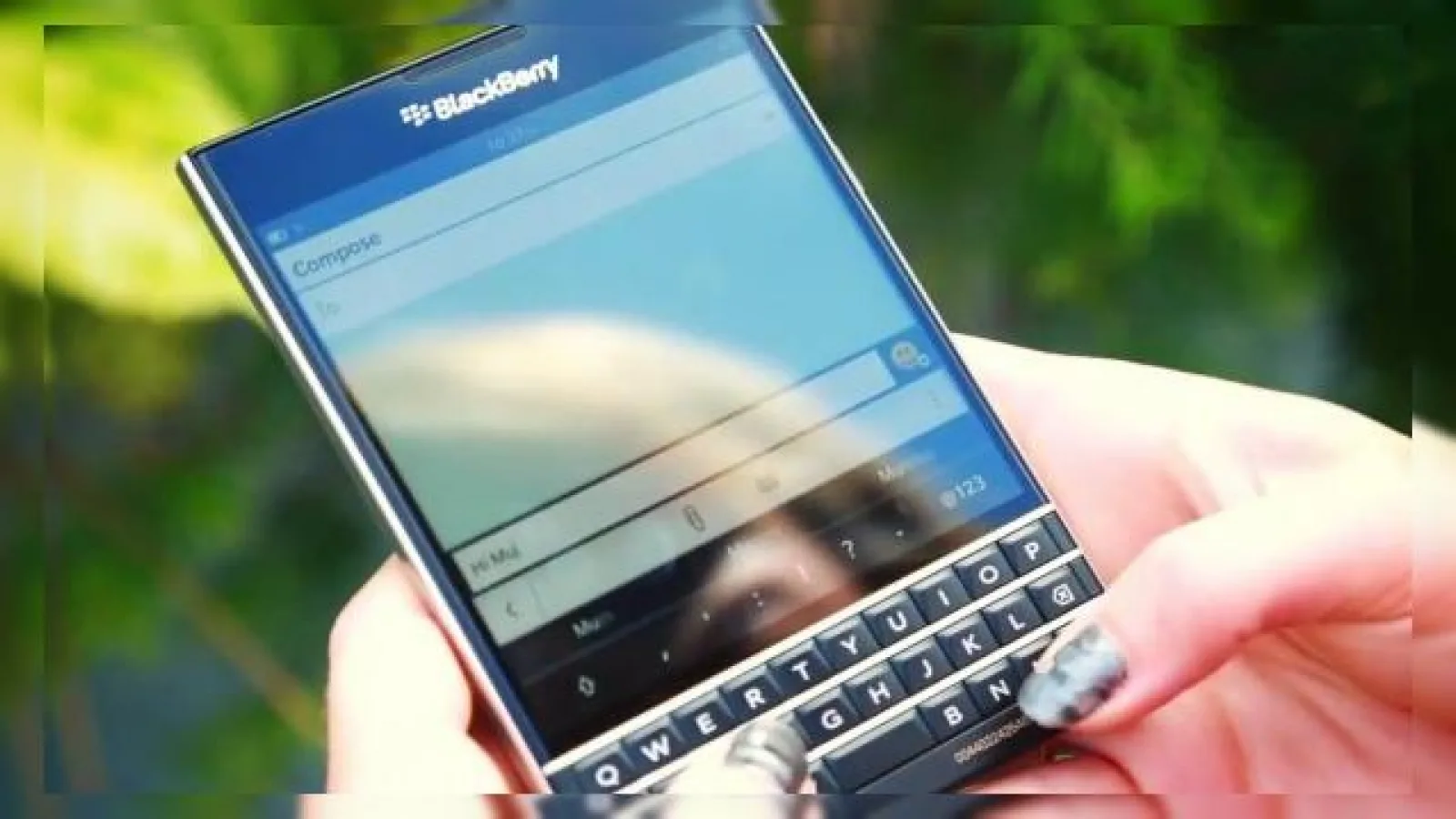 BlackBerry lucrează la un telefon Passport 2 și la un "terminal concept"
