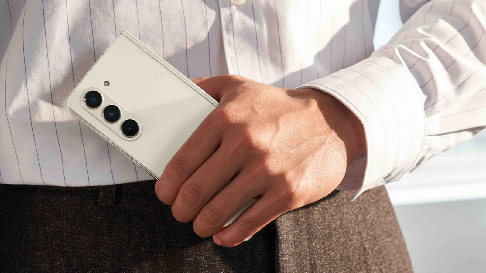 Smartphone-urile de peste 1000 euro se vând bine în România; Piața va ajunge la aproape 1.5 miliarde de euro la final de an, creștere de 8% față de 2022