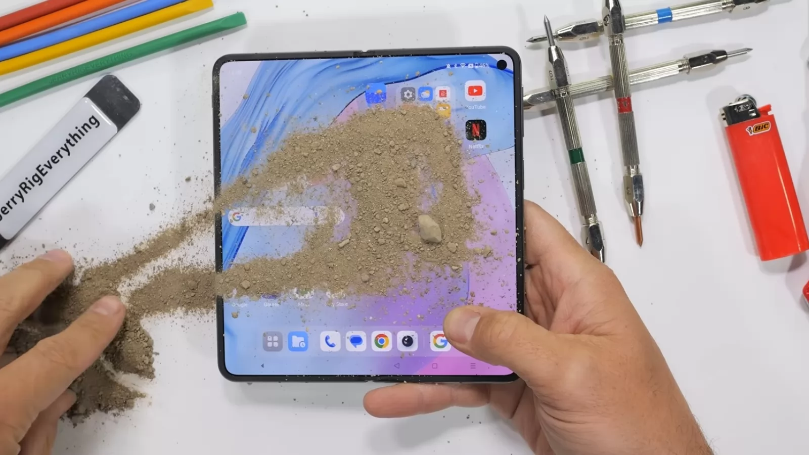 Cât de rezistent este OnePlus Open? Pliabilul a ajuns pe masa de teste a lui JerryRigEverything