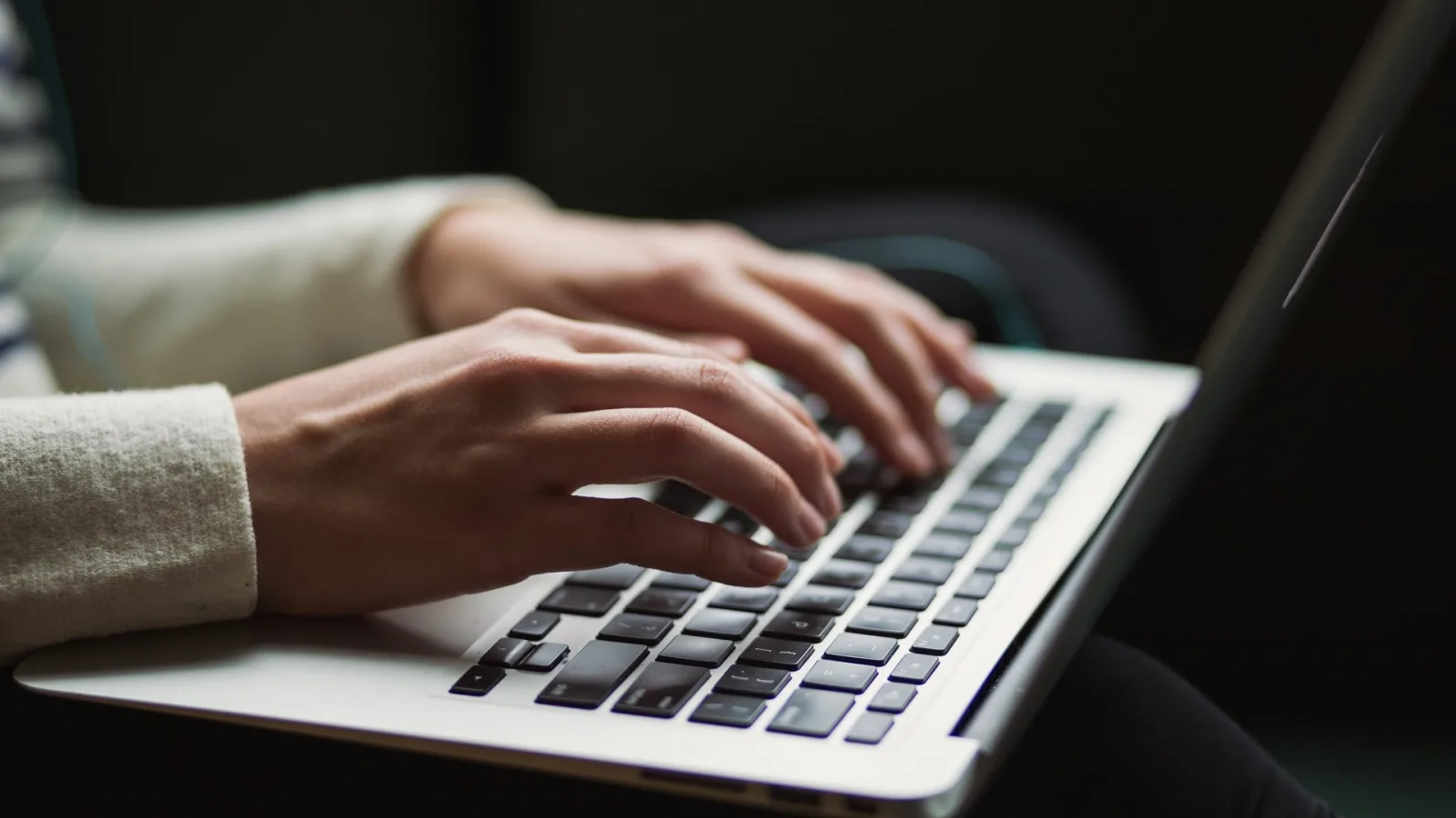 Ascultă cum tastezi; Inteligența artificială descifrează parole doar după sunetul tastaturii