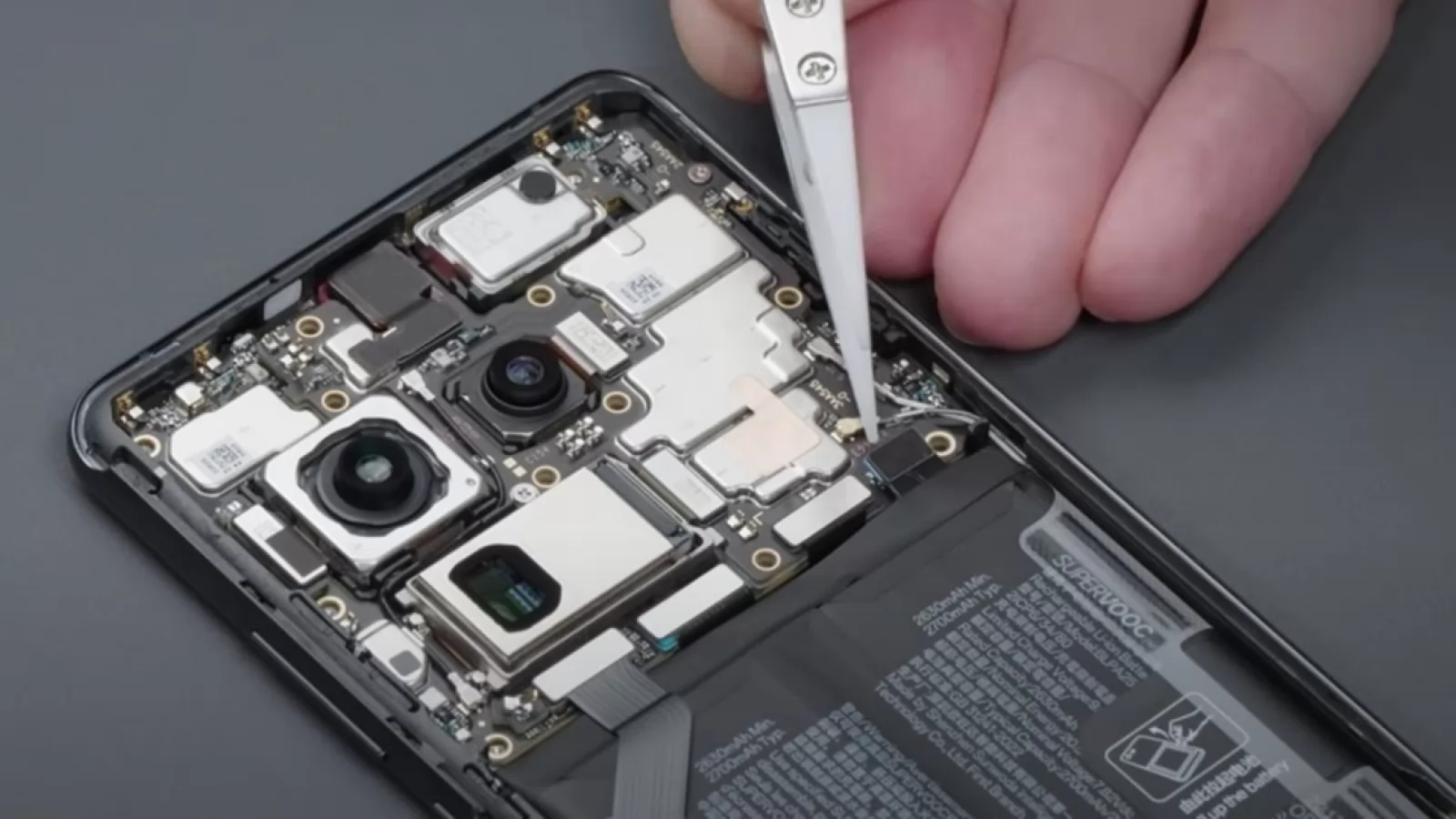 Cât costă repararea lui OnePlus 12? Prețurile pentru componentele sale sunt dezvăluite