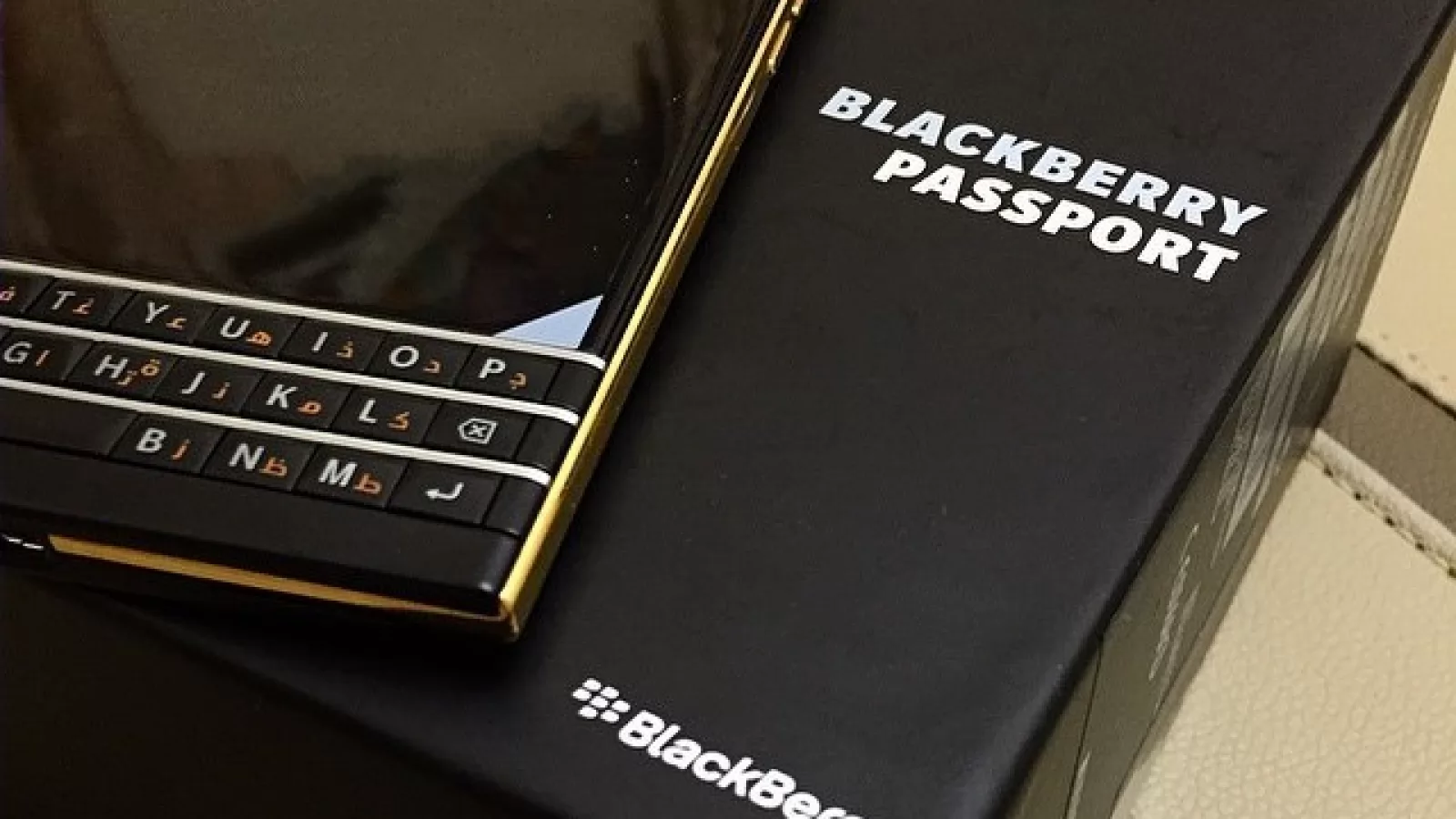 BlackBerry Passport primește o ediție aurie marca Paris Rose Gold