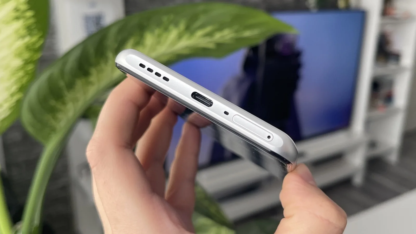 realme GT3: Acustică stereo generoasă cu volumul, nu foarte prietenoasă cu metal-ul parcă
