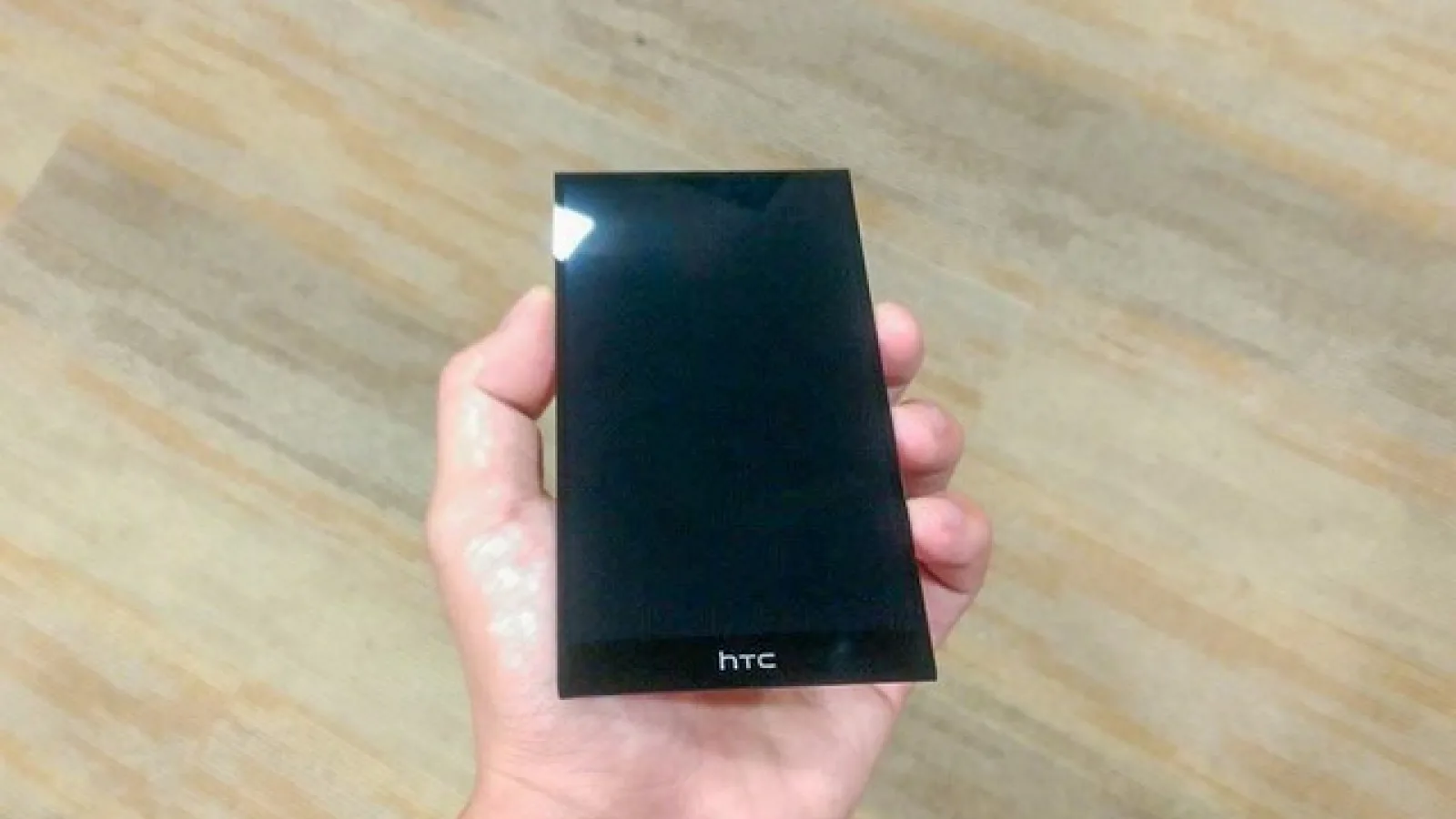 Un display cu margini foarte subțiri destinat unui smartphone HTC ajunge pe web Înaintea evenimentului de azi