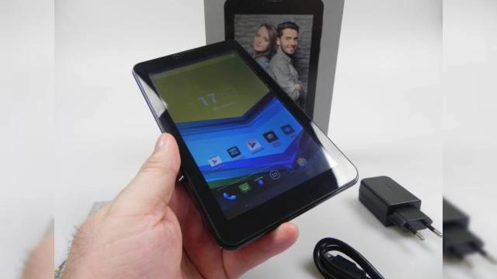 UTOK Hello 7Q Unboxing + Concurs: terminal cu iz aniversar de la UTOK, funcție de apelare, 3G și GPS (Video)