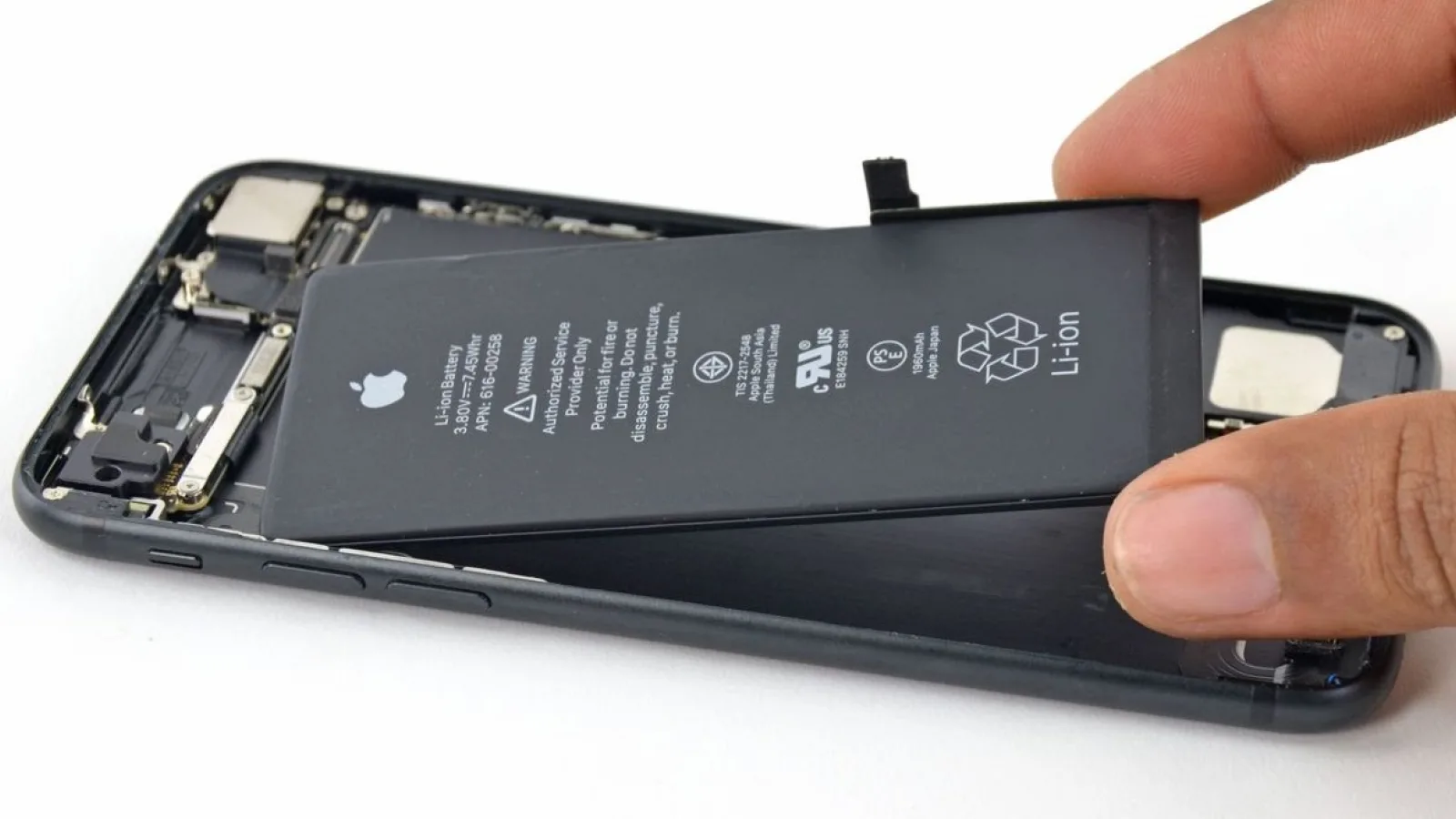 Au început să vină banii de la Apple! Firma din Cupertino plăteşte daune utilizatorilor pentru procesul BatteryGate