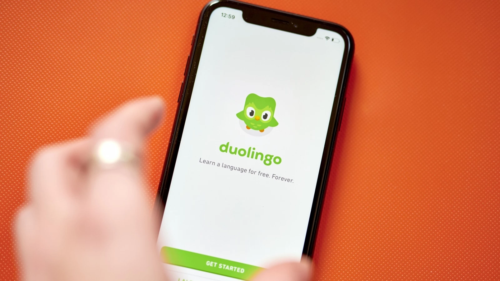 Duolingo anunță reduceri de personal, compania plănuind să utilizeze intensiv AI pentru îmbunătățirea sistemului de învățare