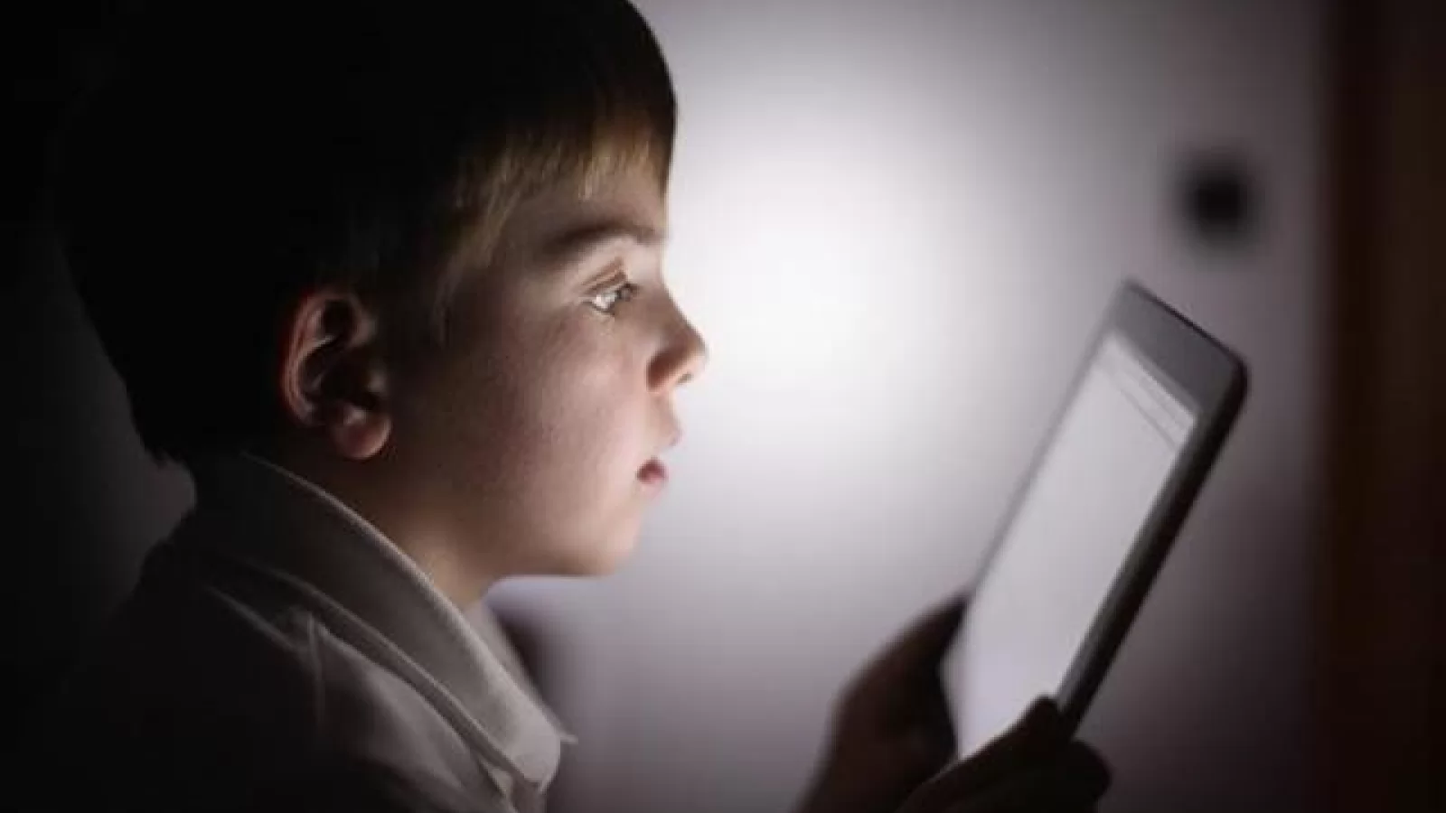 Un nou studiu scoate la iveală faptul că cei mici renunță la TV În favoarea tabletelor