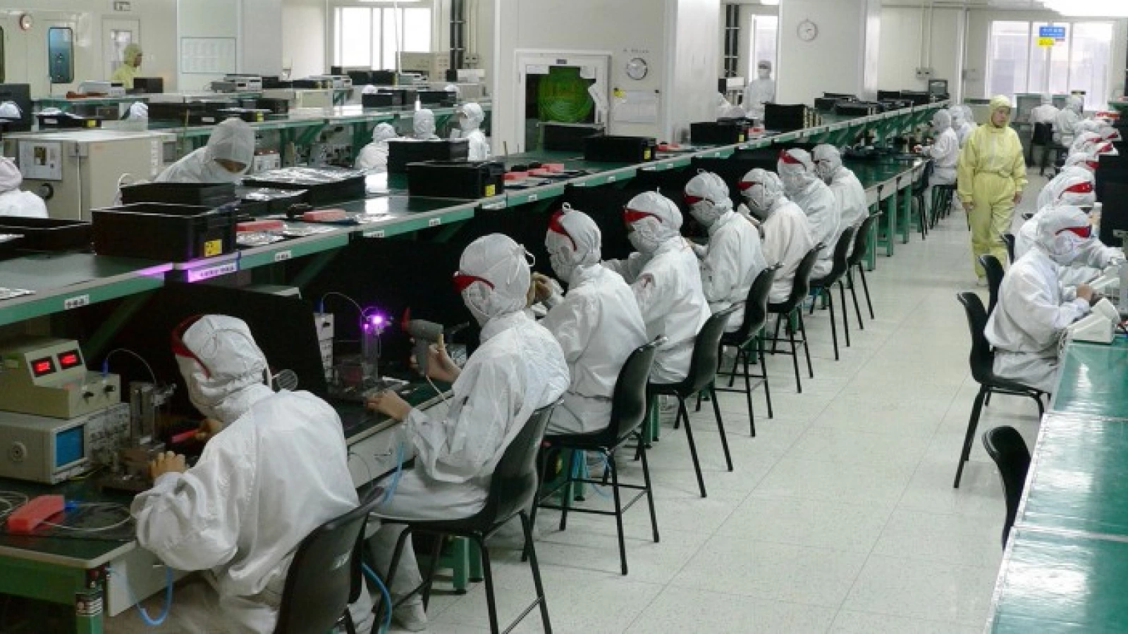 Muncitorii de la o fabrică Foxconn intră În grevă, protestează contra scăderii orelor peste program
