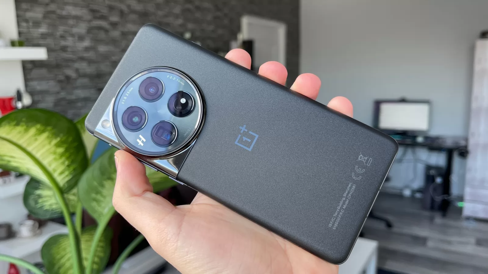OnePlus 12: Design premium cu sticlă soft touch la atingere în spate, modul de cameră și mai mare