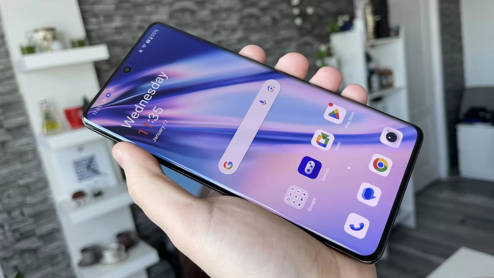OnePlus 12: Crește diagonala față de predecesor iar luminozitatea este dusă la următorul nivel, dublu față de OP 11