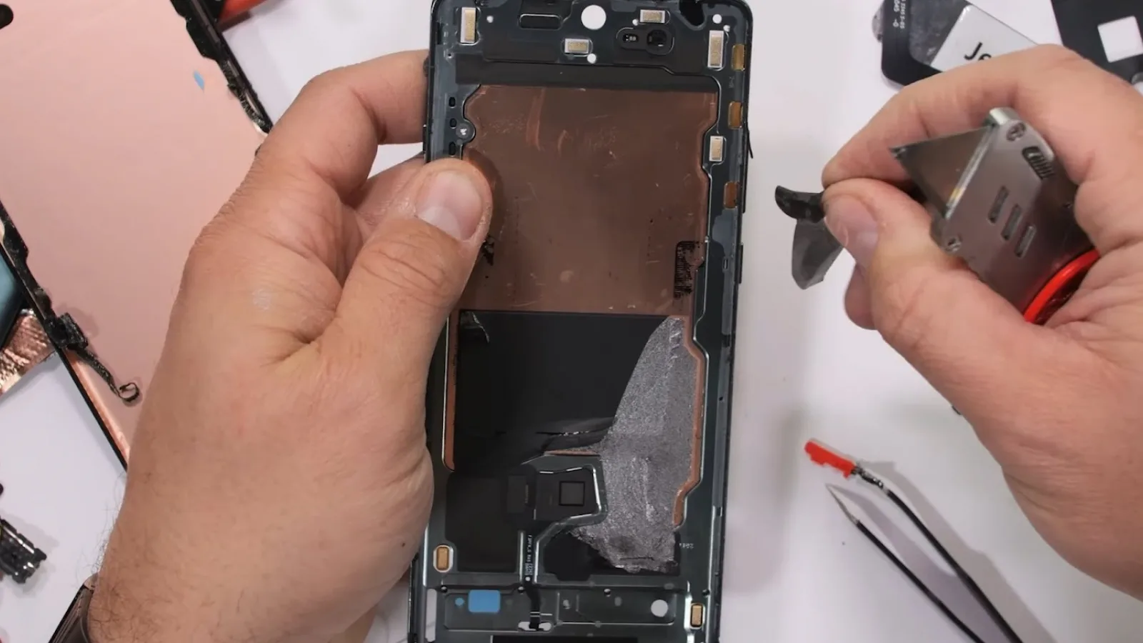 Cineva a desfăcut un OnePlus 12; Cât de mare e sistemul de răcire de fapt? (Video)