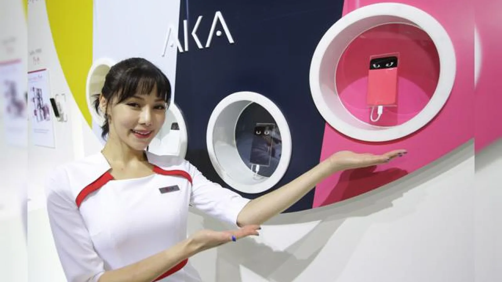 LG AKA, bizarul telefon cu "ochi" este expus la World IT Show 2014 În Coreea de Sud