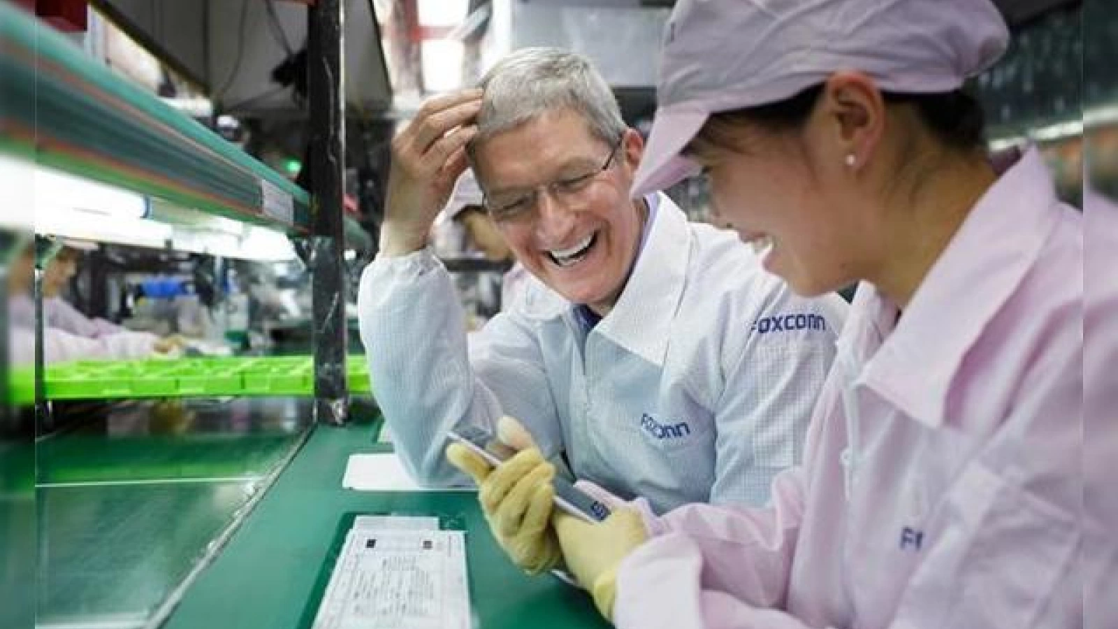 Tim Cook inspectează liniile de producție ale lui iPhone 6 Plus din China