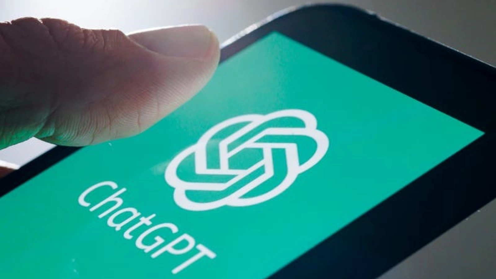 ChatGPT aduce o schimbare discretă cu impact mare: Poți apela la ajutor din partea GPT-urilor specializate prin @tag-uri simple