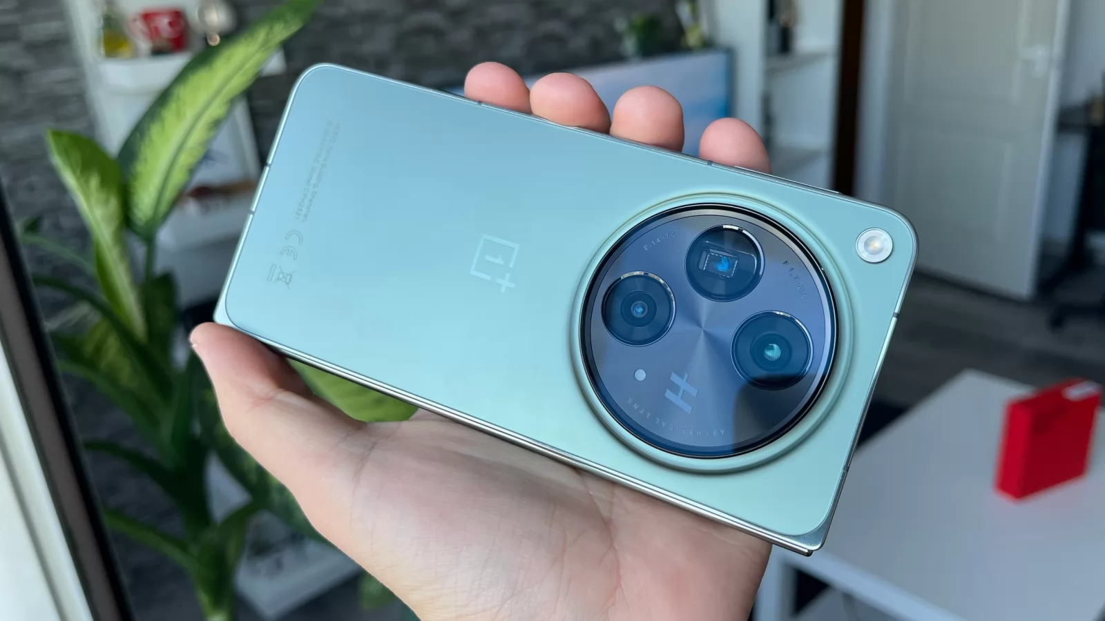 După o așteptare îndelungată, OnePlus Open face trecerea la Android 14 și OxygenOS 14