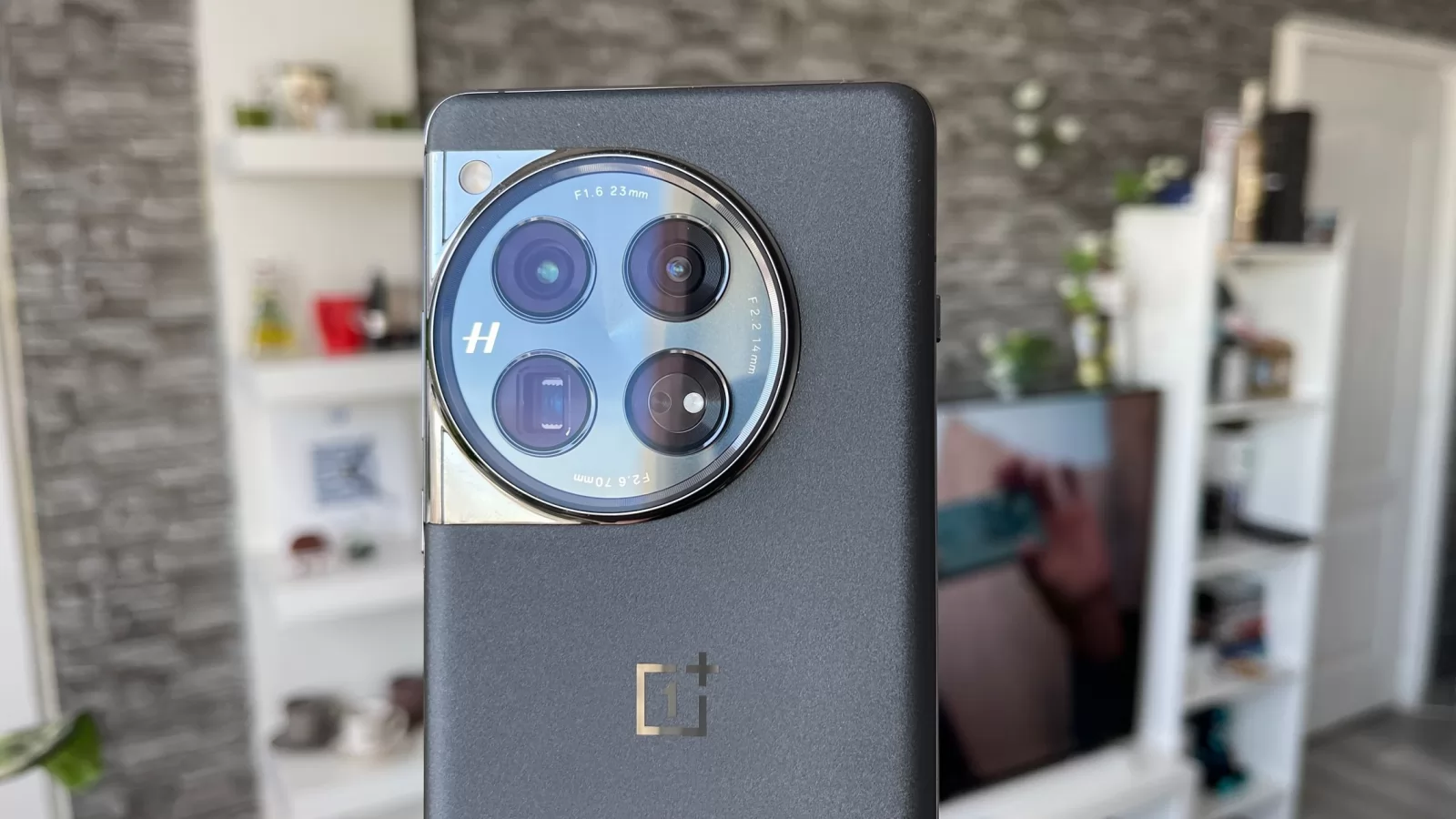OnePlus 12 primeşte o actualizare importantă; Vine Hasselblad Master Mode