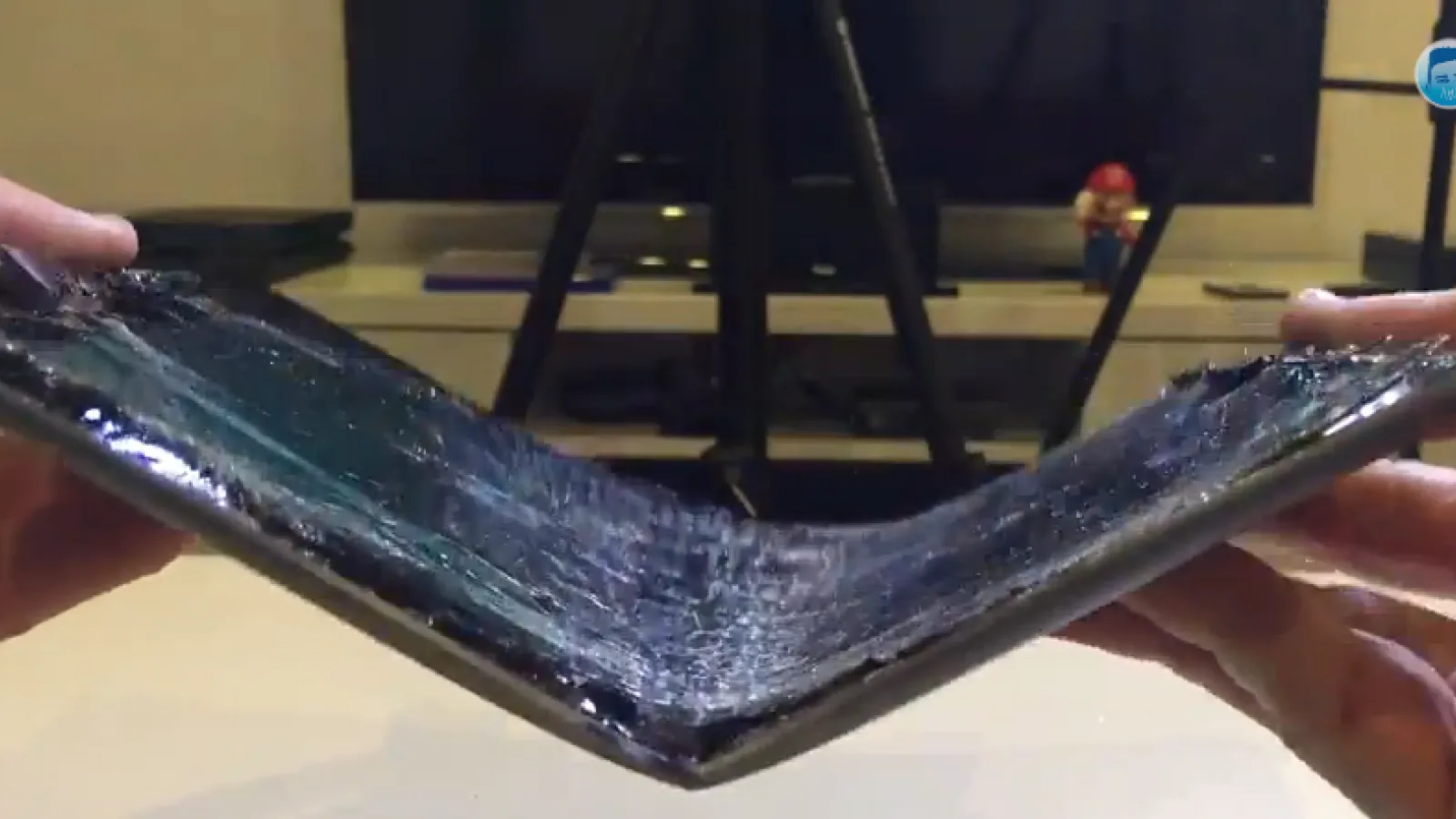Se Întâmplă din nou! Bendgate afectează și iPad Air 2, deși Îndoirea e mult mai grea (Video)