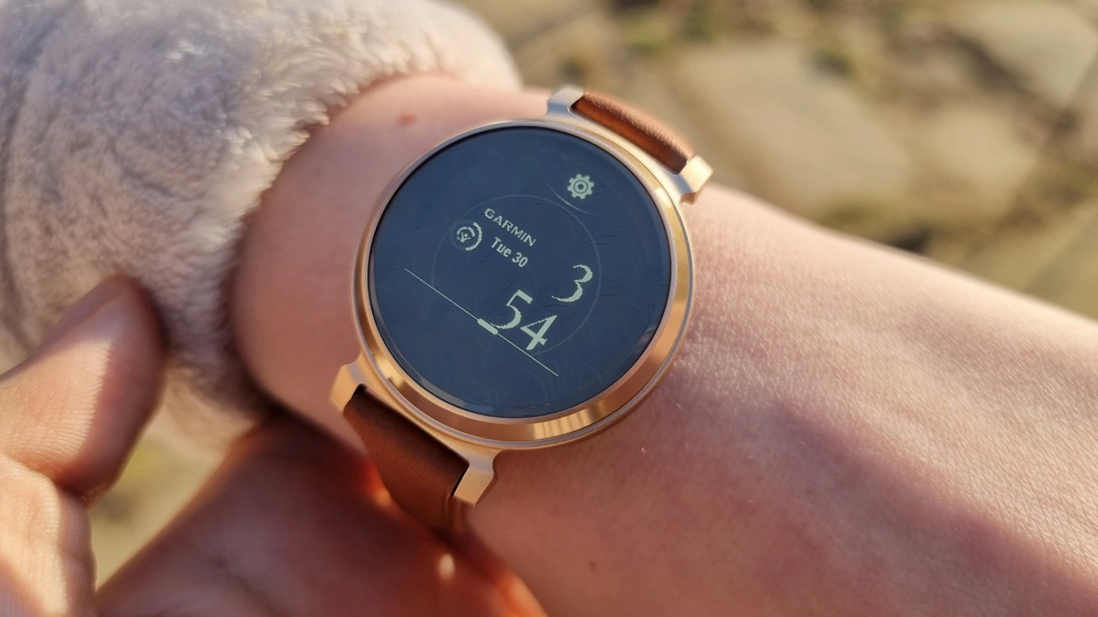 Prezentare Garmin LILY 2 Classic: Unul dintre cele mai elegante smartwatch-uri pentru femei, cu design regândit, NFC pentru plăți și suport pentru conectarea senzorilor externi