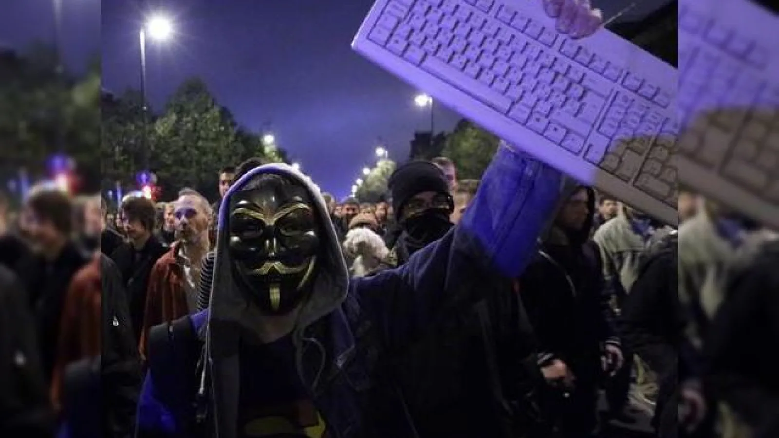 Mii de persoane au protestat În Ungaria contra "taxei pe Internet" (Video)
