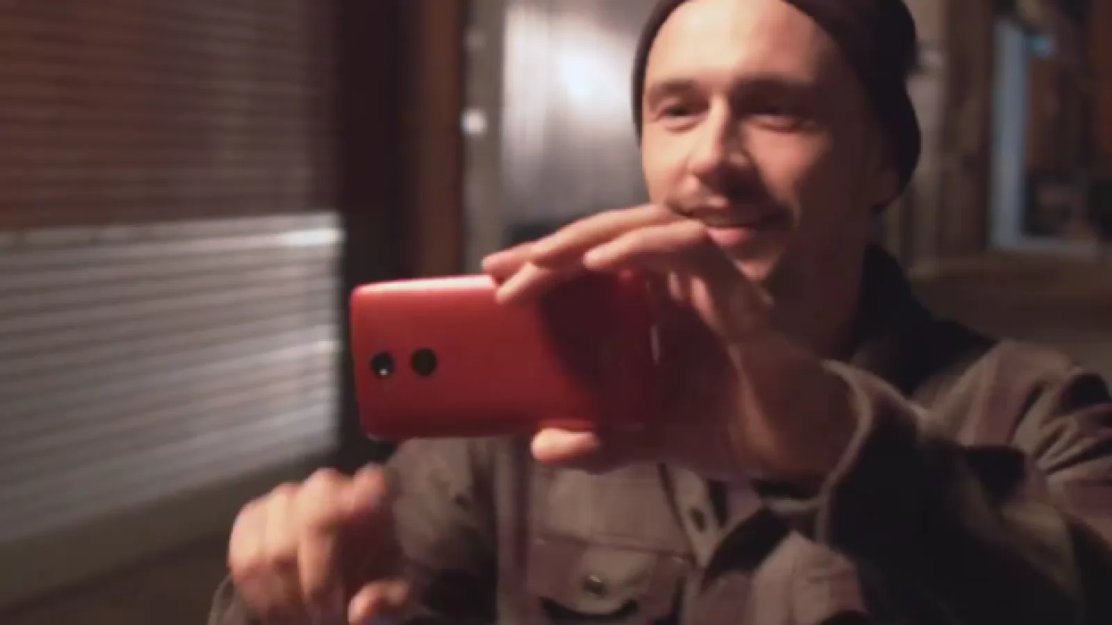 Regele hipsterilor, James Franco postează un teaser video pentru Motorola Droid Turbo (Video)