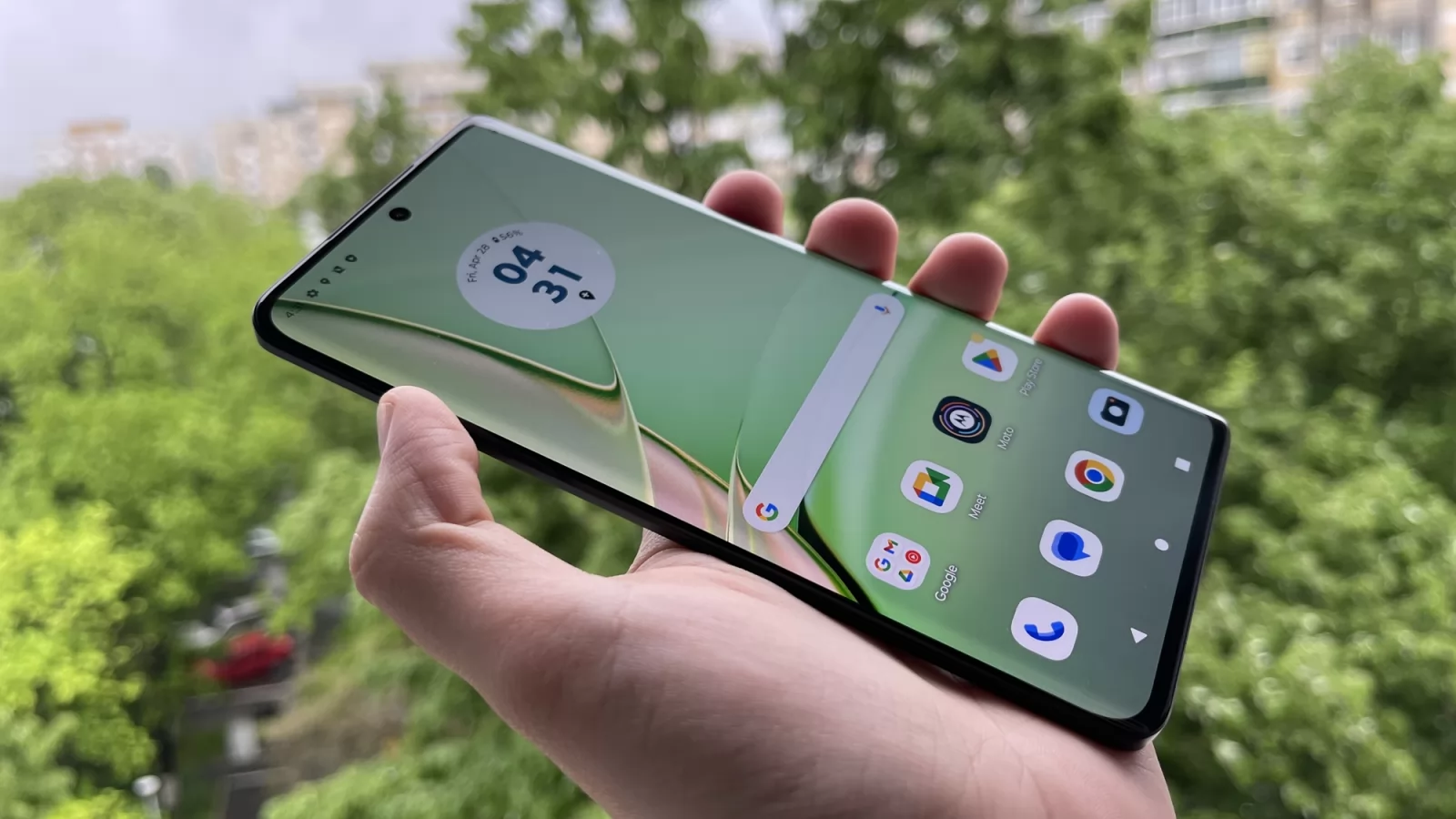 Turul Magazinelor #1382: Cel mai ieftin iPhone 12 şi Moto Edge 40, băuturi de Valentine's Day 2024